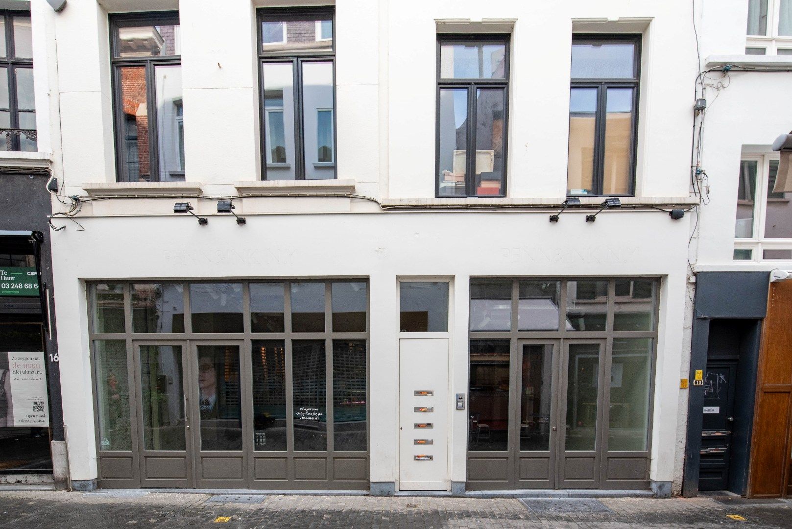 Mooie winkel met brede etalage foto {{pictureIndex}}