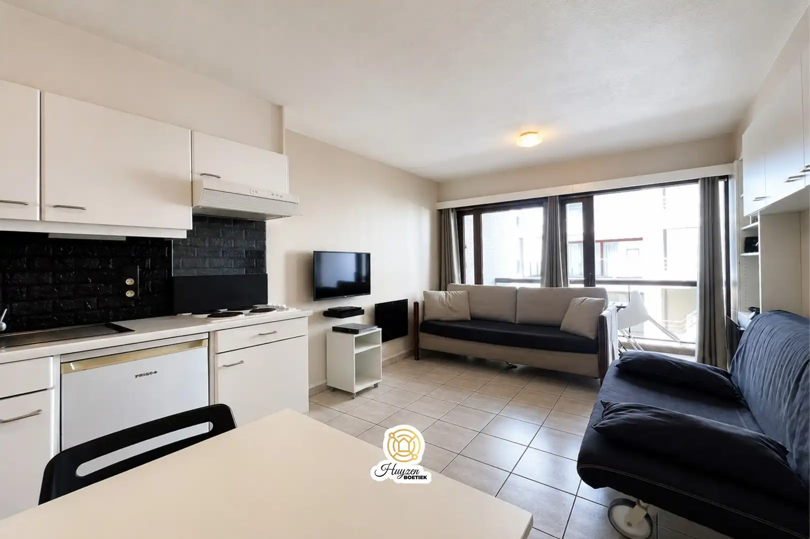 Studio te koop in De Panne | Instapklare studio met schuin zeezicht op toplocatie foto {{pictureIndex}}