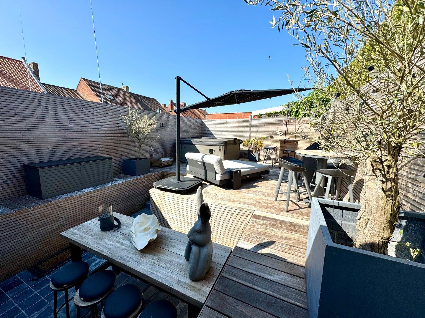 HALFOPEN WONING (bj 2021) MET 3 SLPKS, TUIN EN GARAGE IN HET CENTRUM foto 3