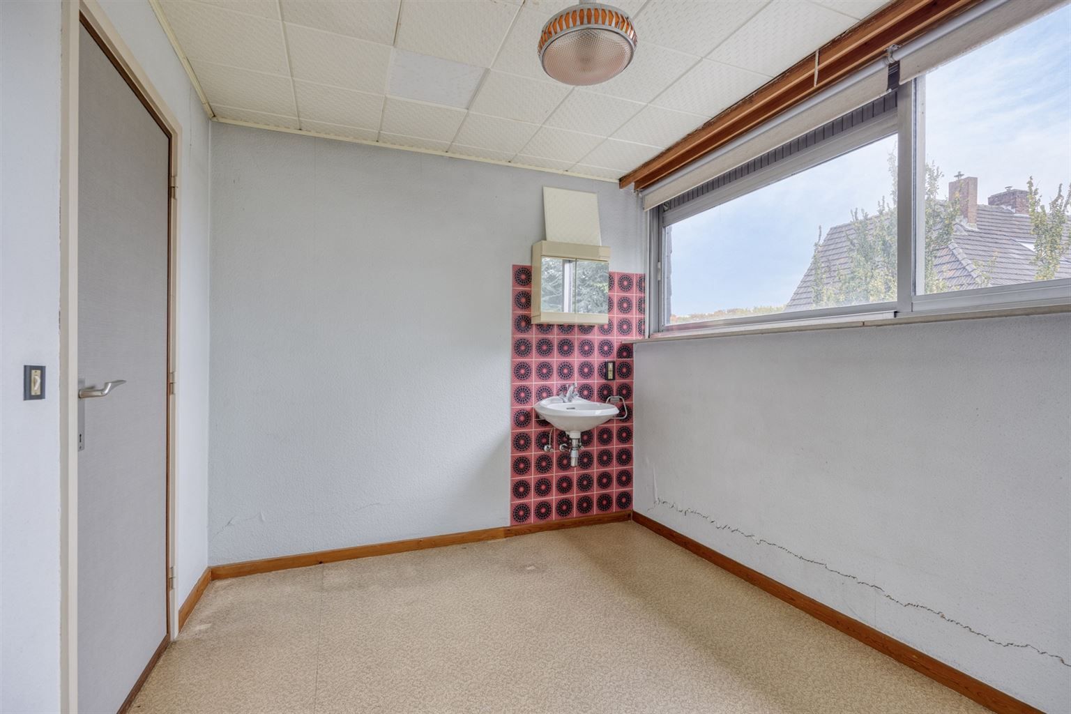 Vrijstaande woning in 70s stijl op een uniek perceel van 15a93ca met 5 slaapkamers, inpandige garage en riante tuin, gelegen op een rustige toplocatie nabij het centrum van Maaseik. foto 30