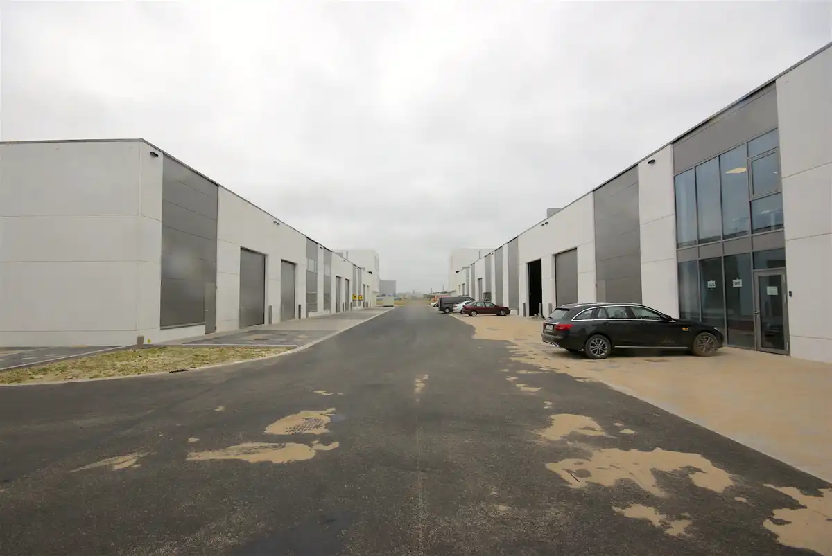 Goed geïsoleerde (vorstvrij) NB OPSLAGRUIMTE (288m²) TE HUUR, inclusief 3 private parkeerplaatsen voor de deur op industriezone te Aalter. foto 7