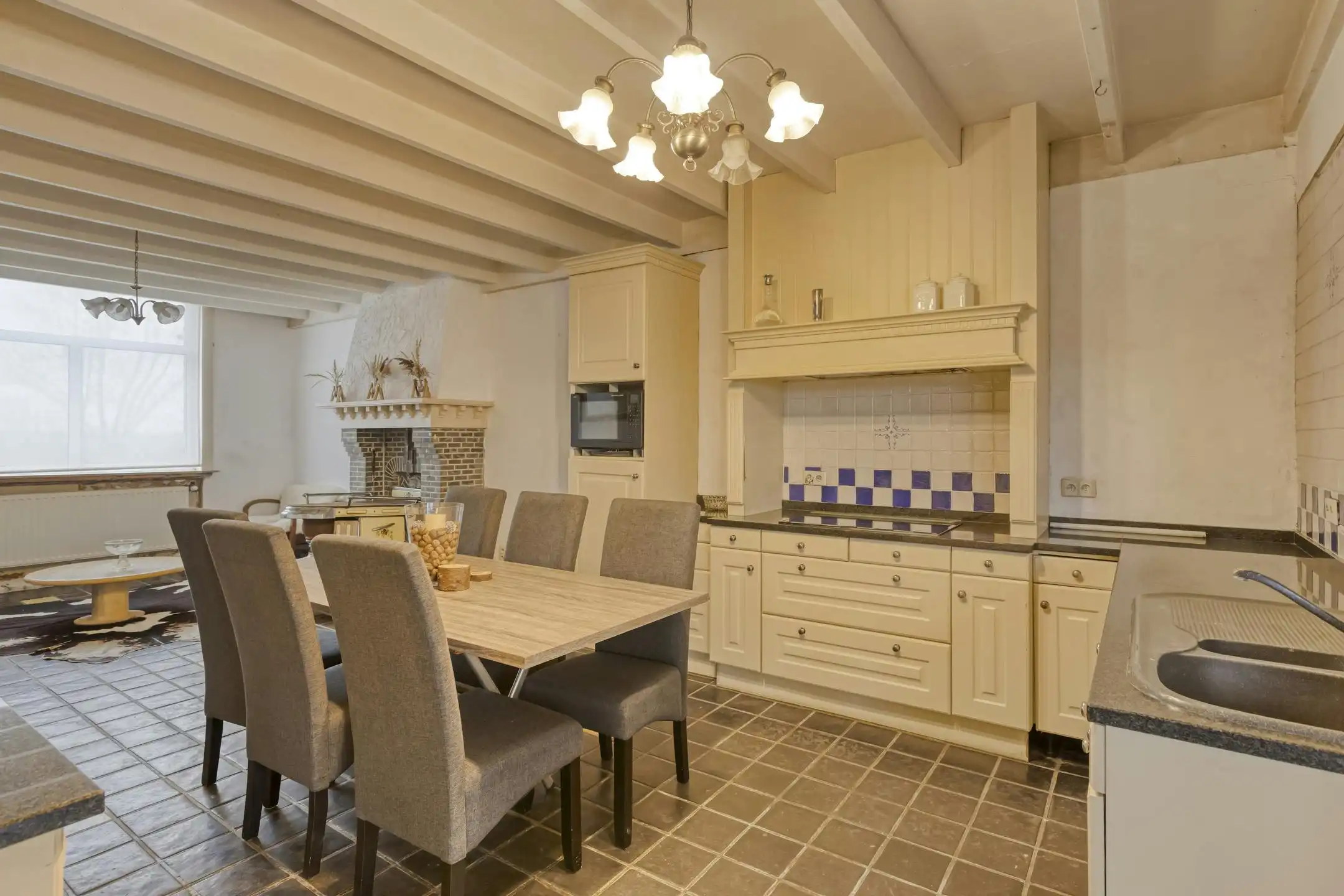 Polyvalente woning te Oudenburg met grote parking foto 7