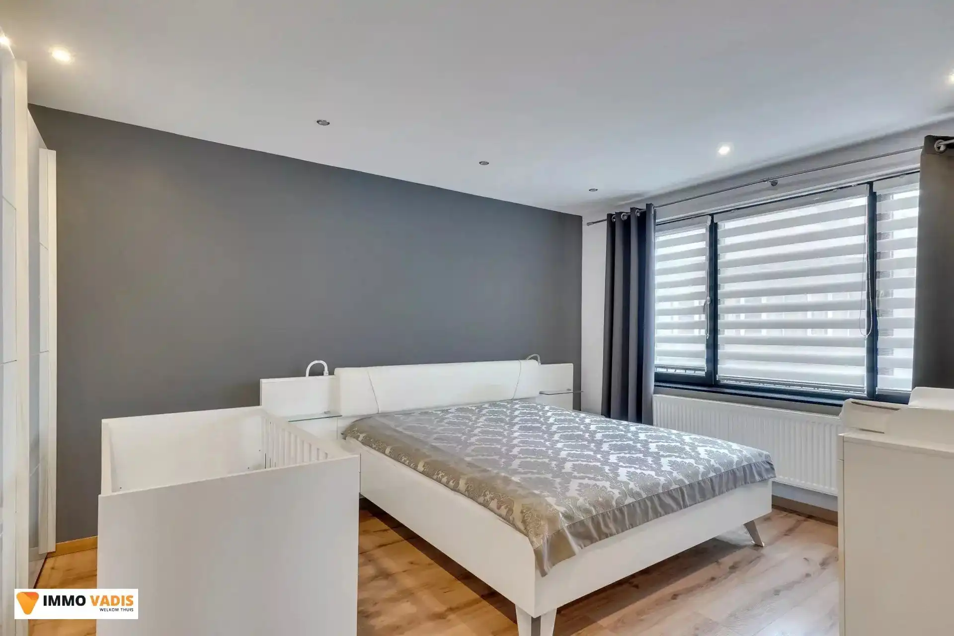 Handelspand  en appartement met garage en parkeerplaatsen foto 3