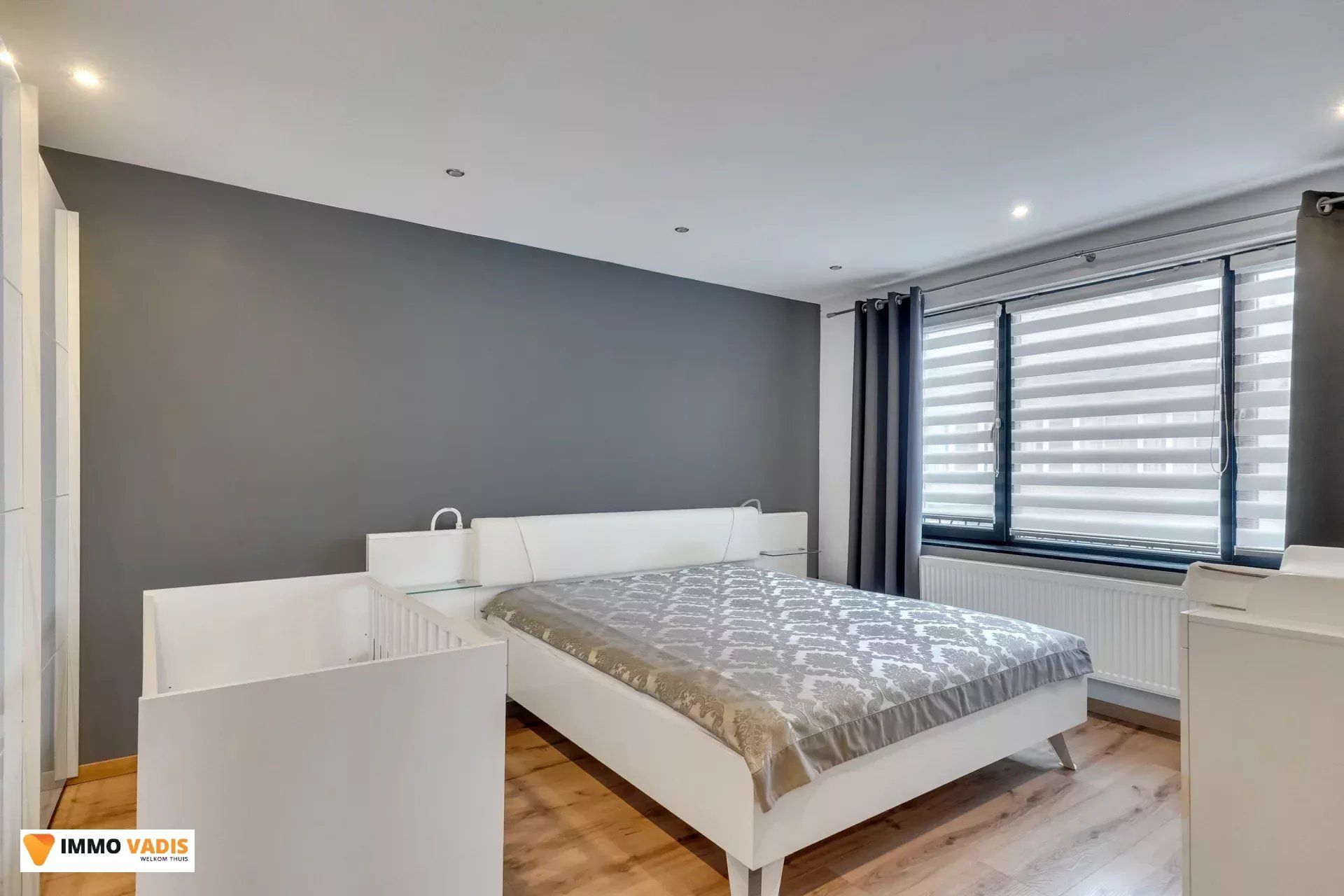 Handelspand  en appartement met garage en parkeerplaatsen foto 3