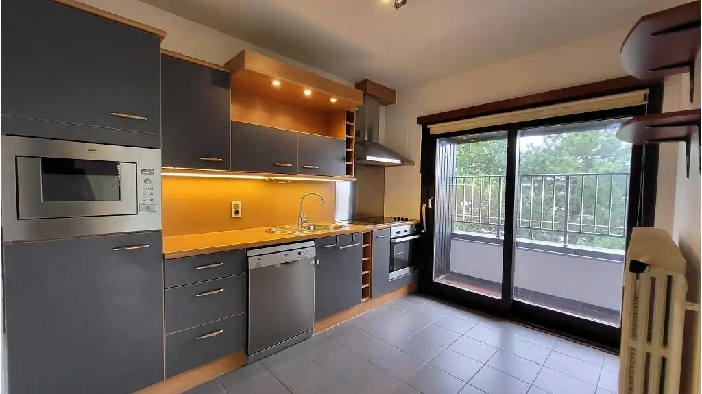 Ruim 2-slaapkamerappartement + Autostandplaats te huur in Assebroek Brugge foto 5