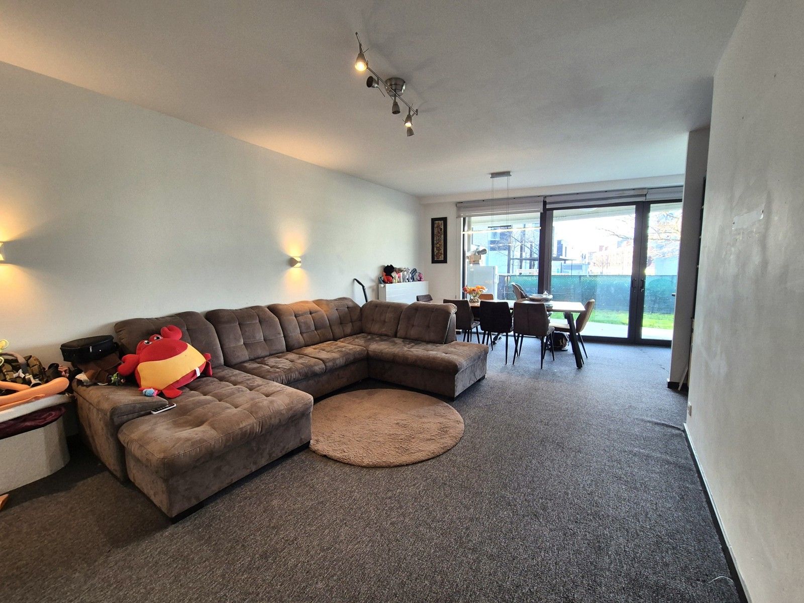 Grote glaspartij naar tuin/terras + recent esthetisch gebouw foto 2