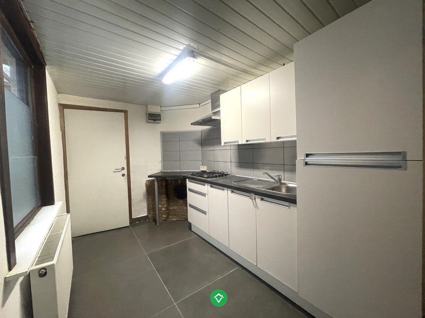 Centraal gelegen rijwoning met 2 slaapkamers en diepe tuin te Roeselare foto 5