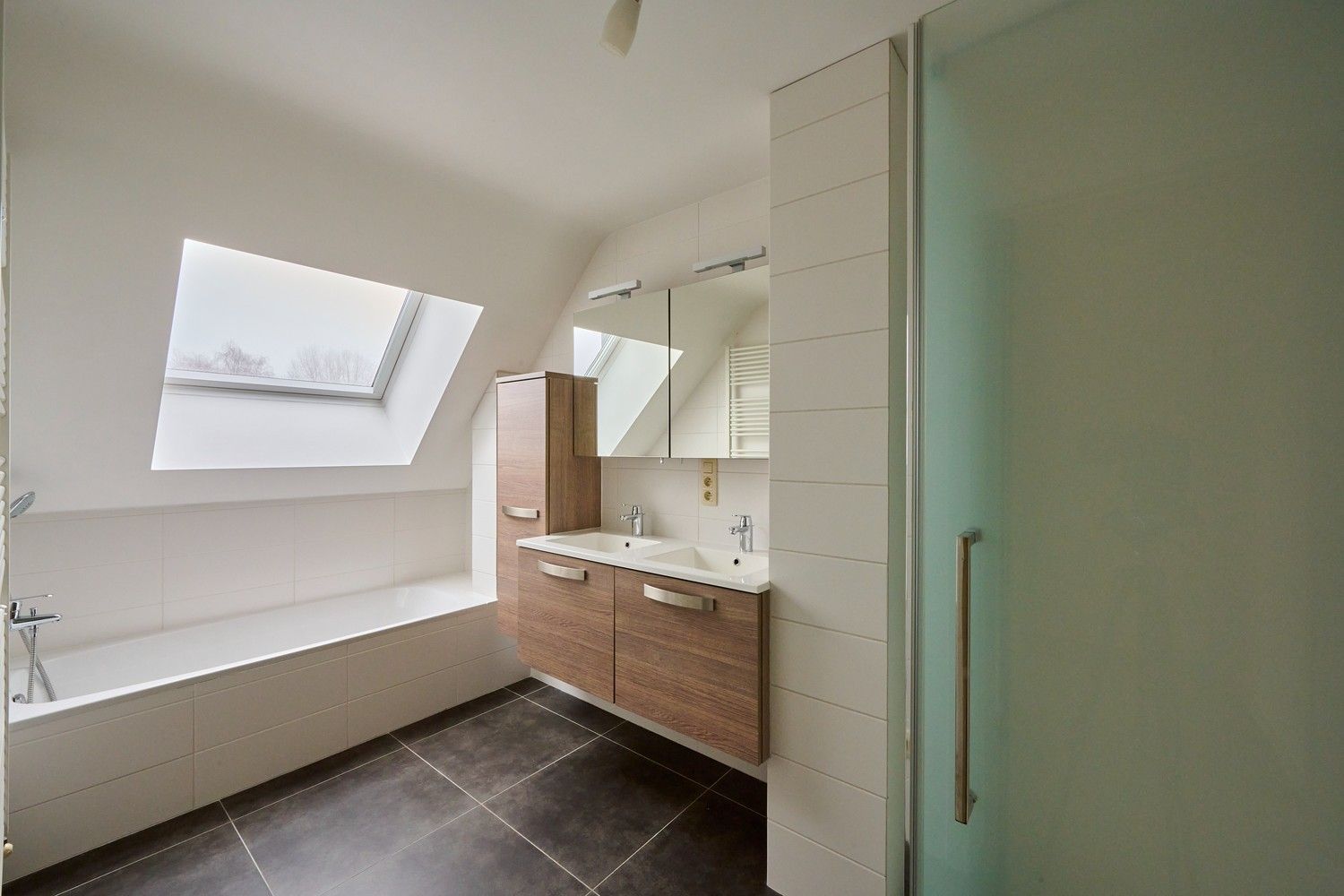 Gunstig gelegen heel ruim, fraai afgewerkte, handelsruimte met afzonderlijk toegankelijke woonstgelegenheid (triplex appartement) foto 26