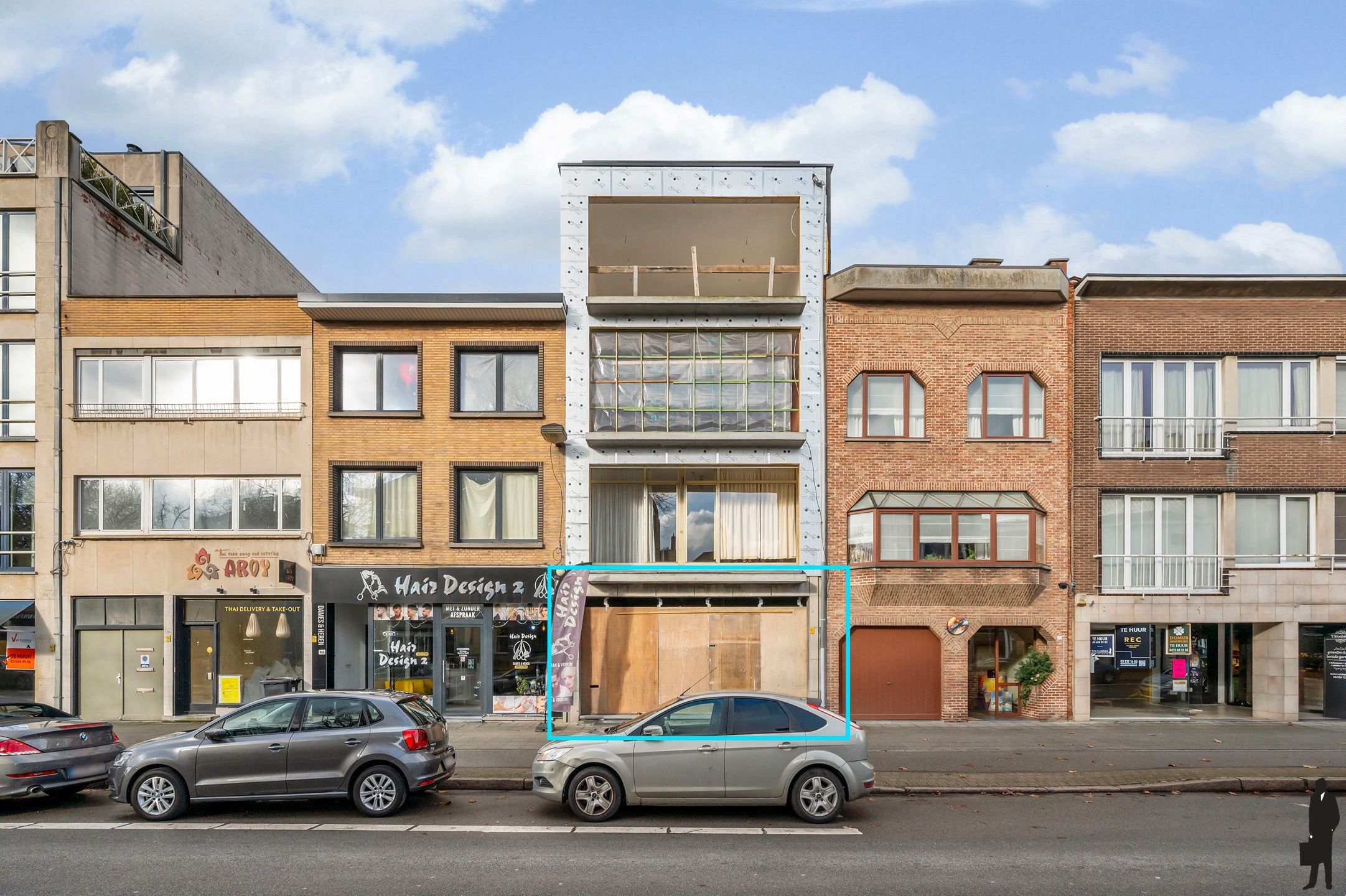 Ruim en energiezuinig handels gelijkvloers in casco toestand van ca. 160m², gelegen in het centrum van Brasschaat met achterliggend tuintje. foto {{pictureIndex}}