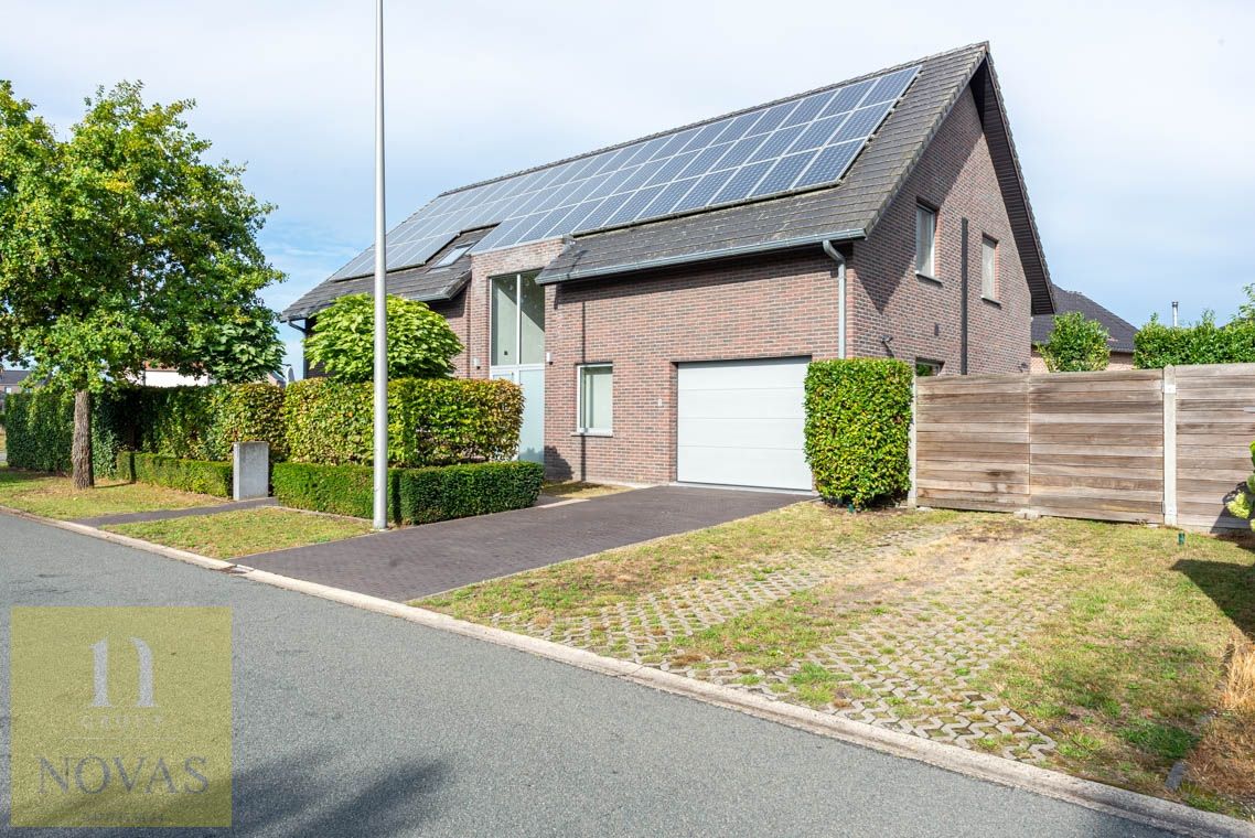 Ruime instapklare woning met 4 tot 5 slaapkamers, zonnepanelen, airco, inpandige garage en buitenstaanplaatsen foto 27