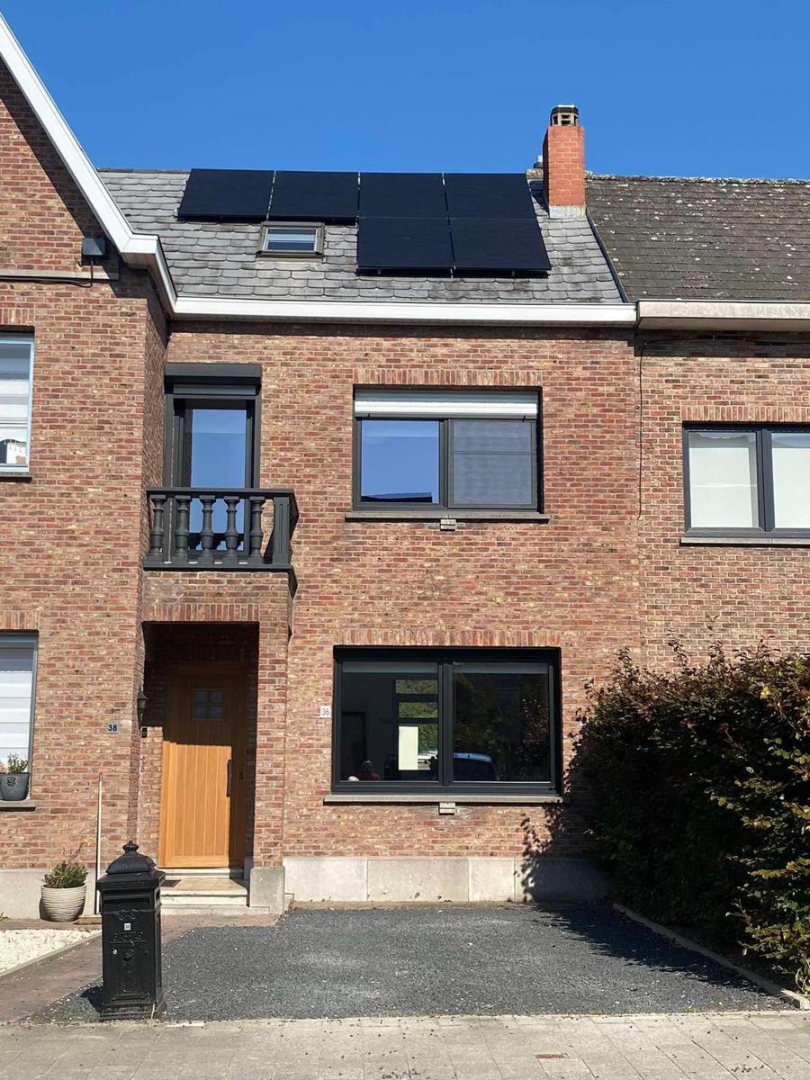 Starters-woning op toplocatie met 2 auto-staanplaatsen foto 2