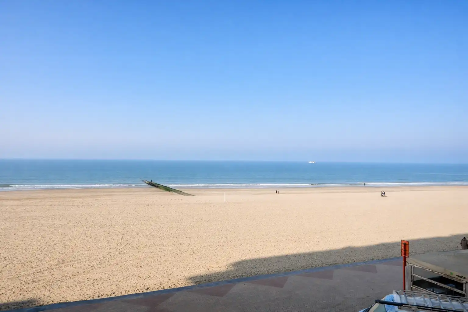 Bijzonder ruim (90 m²), hedendaags 2-slaapkamerappartement met prachtig frontaal zicht op zee.  foto 11