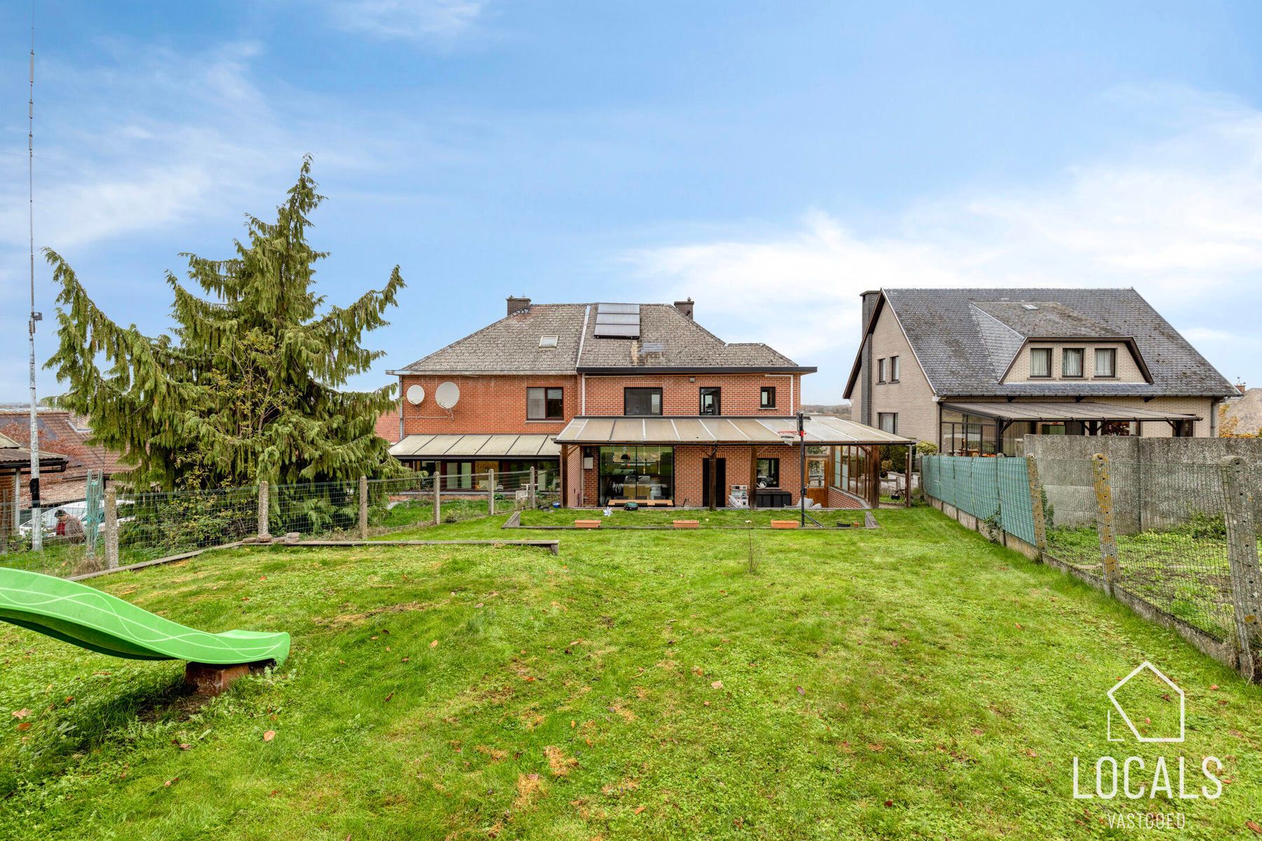 Halfopen bebouwing in het pitoreske Pollare foto 2