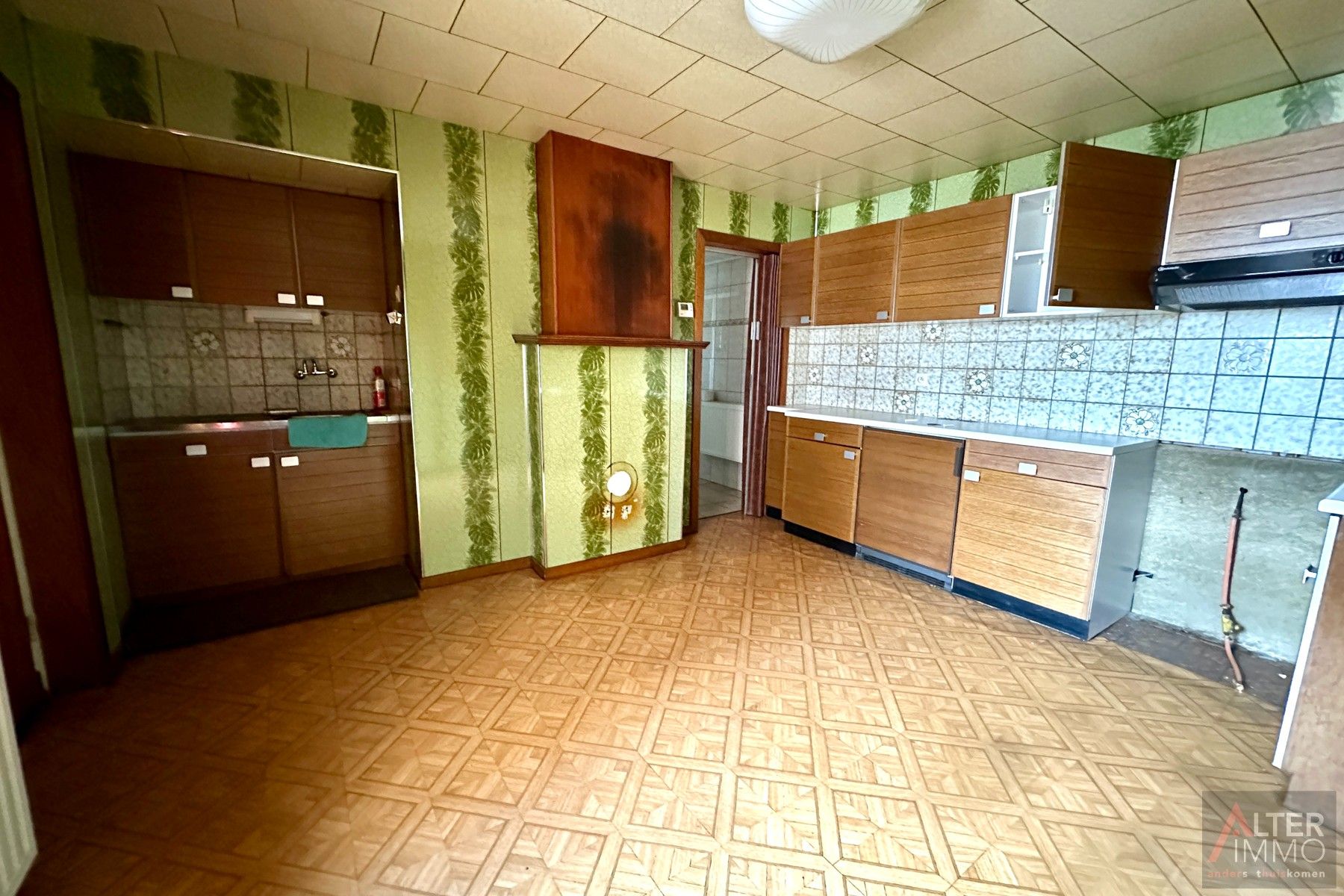 Te renoveren woning uit 1949 met achterbouw en garage op een hoekperceel van 5a 24ca. Deze open bebouwing ligt in een residentiële buurt. foto 10