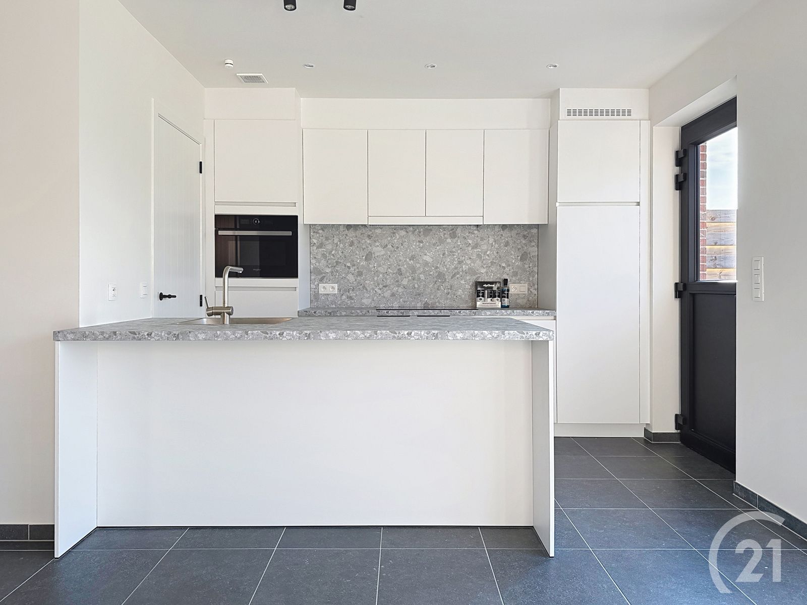Nieuwbouwwoning te huur in een doodlopende straat !!! foto 5