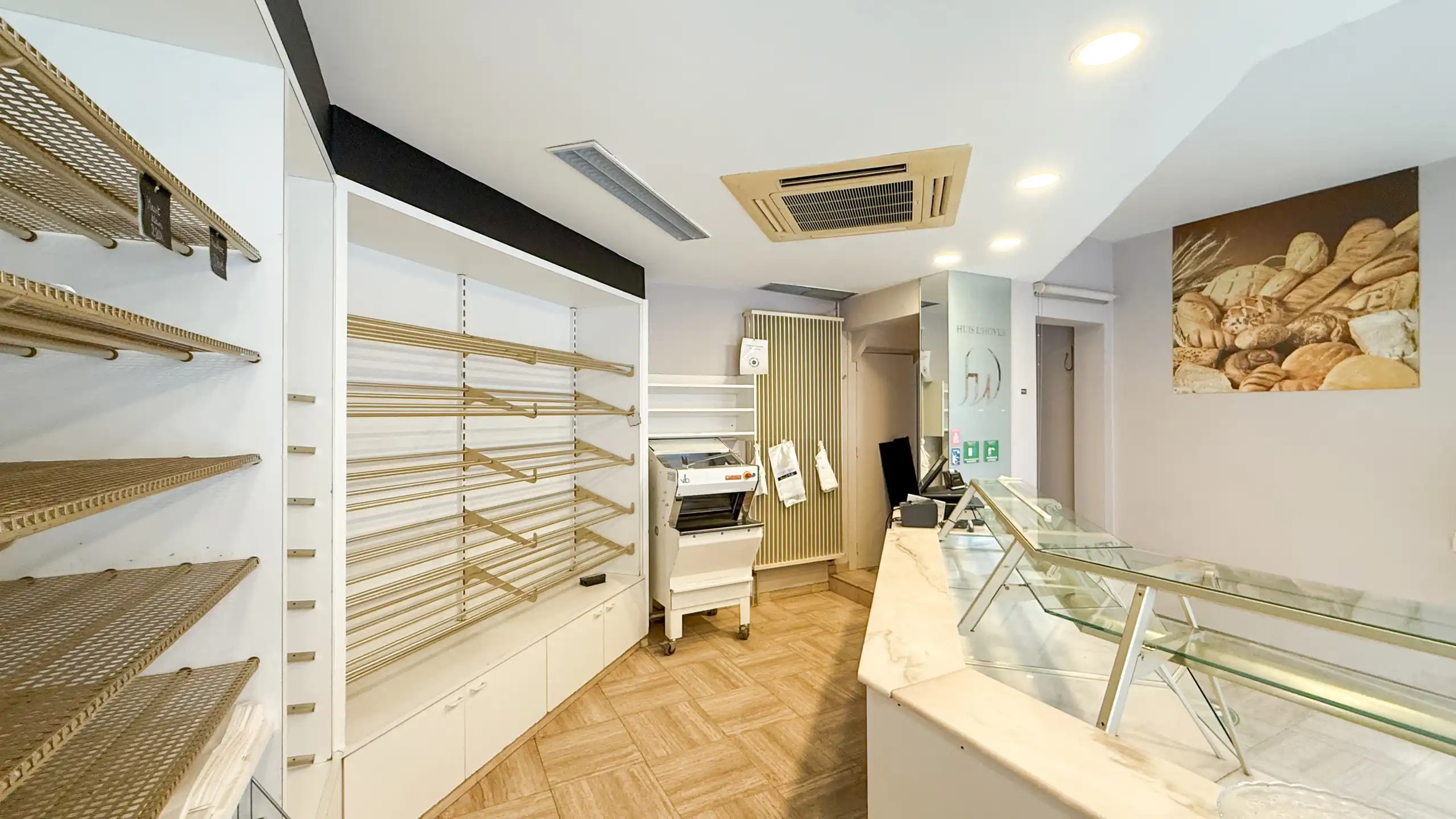 Handelspand met ingerichte bakkerij & appartement Wellen foto 6