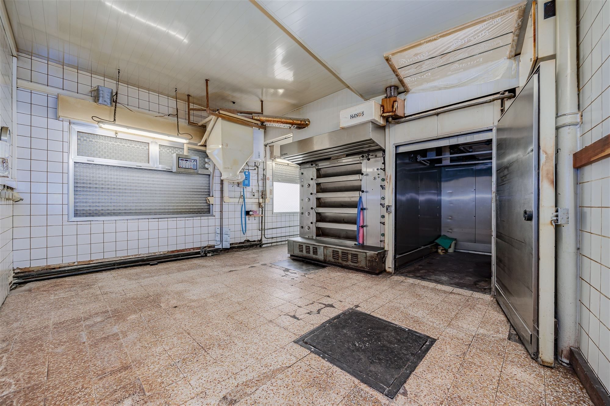 Uniek hoekperceel met handelshuis + garage + appt foto 4