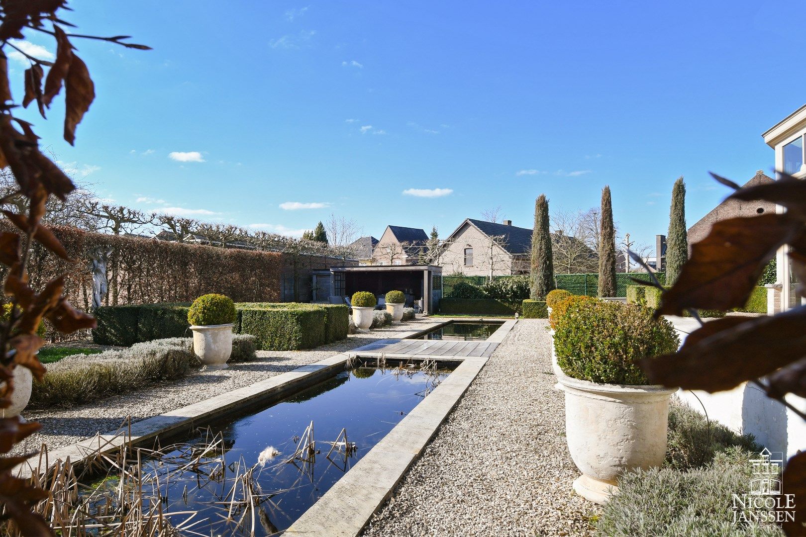 Kwalitatief afgewerkte en instapklare villa met mooi aangelegde tuin nabij het centrum  foto 36
