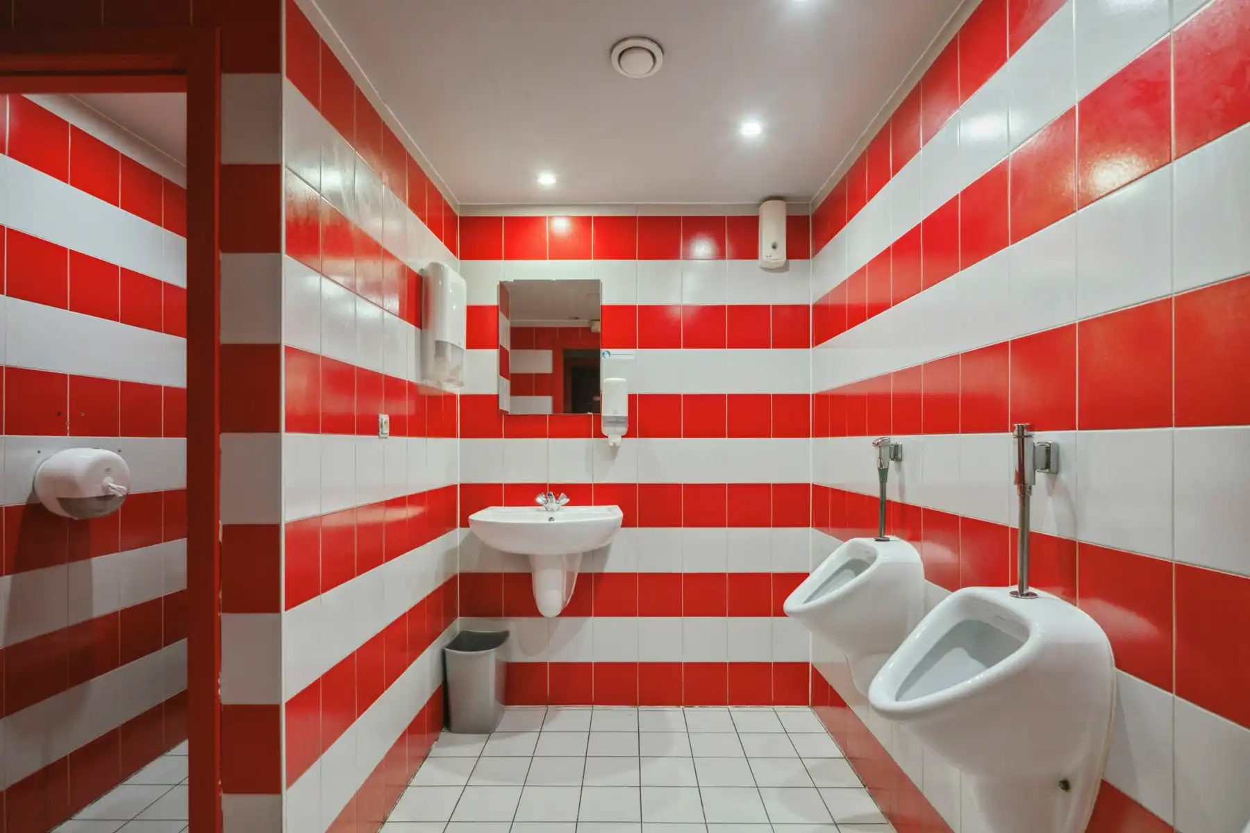 Ruime handelszaak op de Markt in Gistel. foto 6