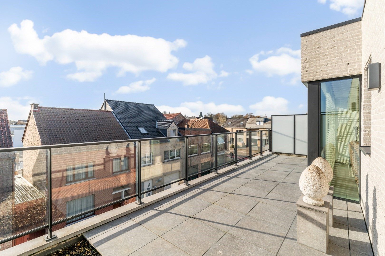 Knap hedendaags dakkappartement met ruime terrassen vlak bij het centrum foto {{pictureIndex}}