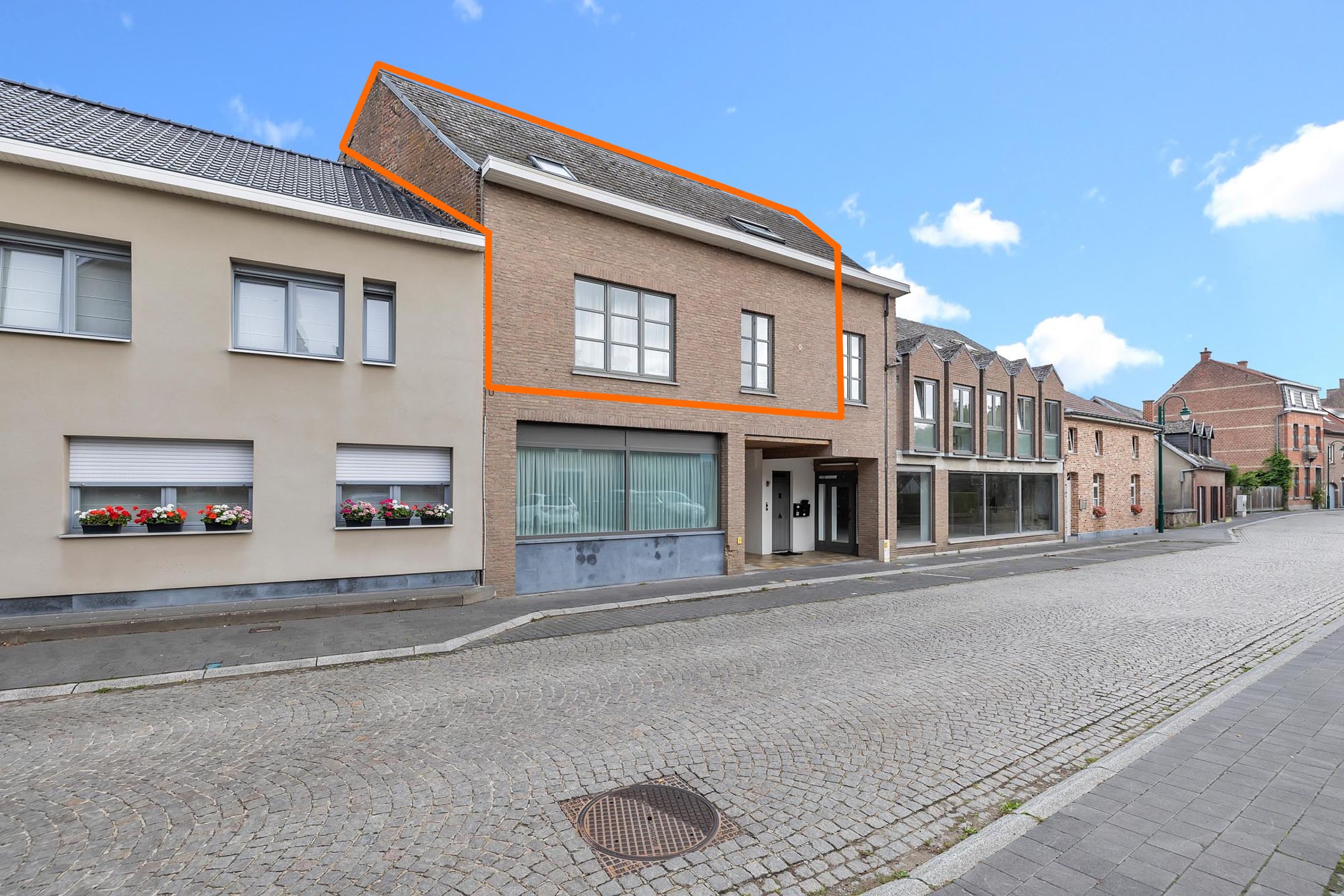 Duplex appartement met 3 slaapkamers en 2 staanplaatsen te Onze-Lieve-Vrouw-Lombeek foto {{pictureIndex}}