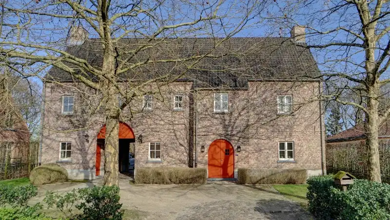 Exclusieve villa van 374m² op 16 are met openluchtzwembad foto {{pictureIndex}}
