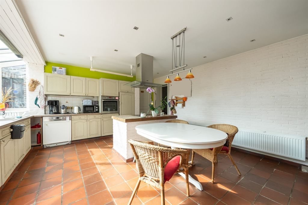 Ruime op te frissen woning met groene tuin! foto 6