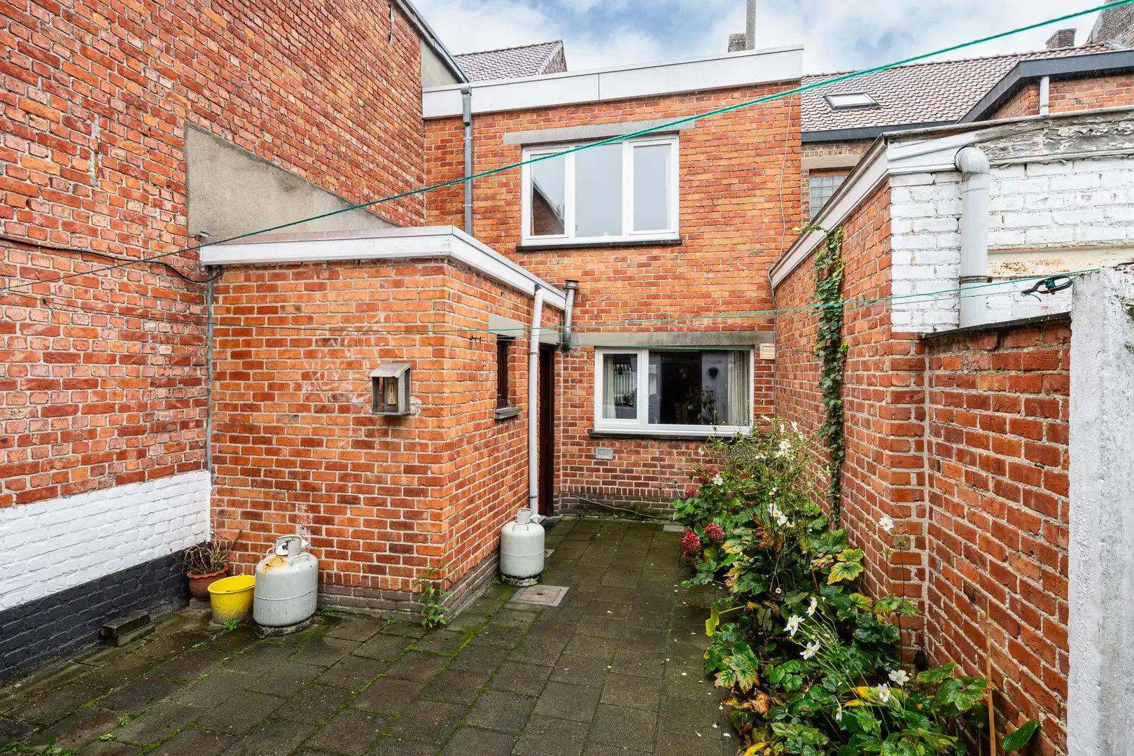 Te renoveren woning met verrassend veel ruimte, stadstuin en garagebox in Eeklo! foto 14