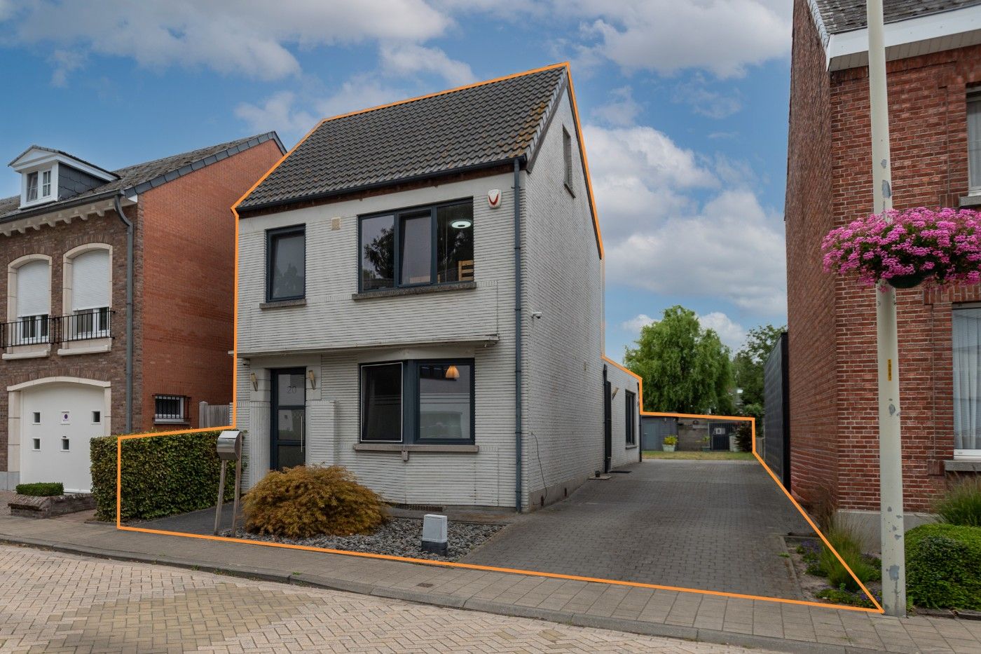 Vrijstaande woning met 3 slpk., brede oprit en tuin foto {{pictureIndex}}