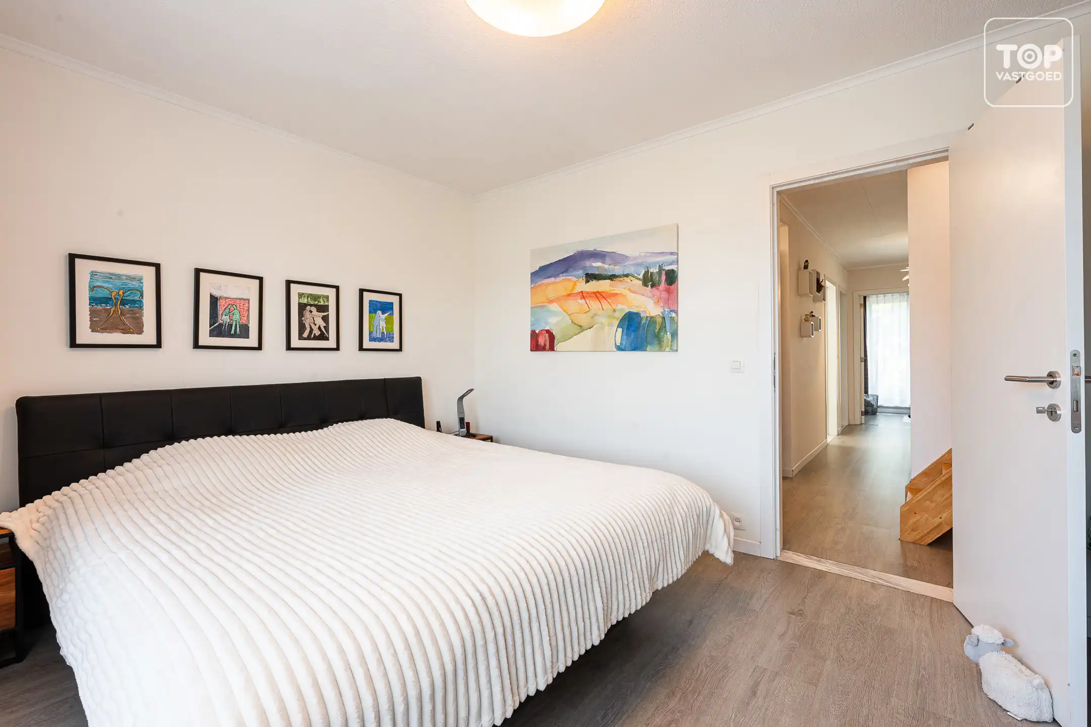 Instapklare halfopen woning met 4 slaapkamers, garage en mooie tuin foto 14