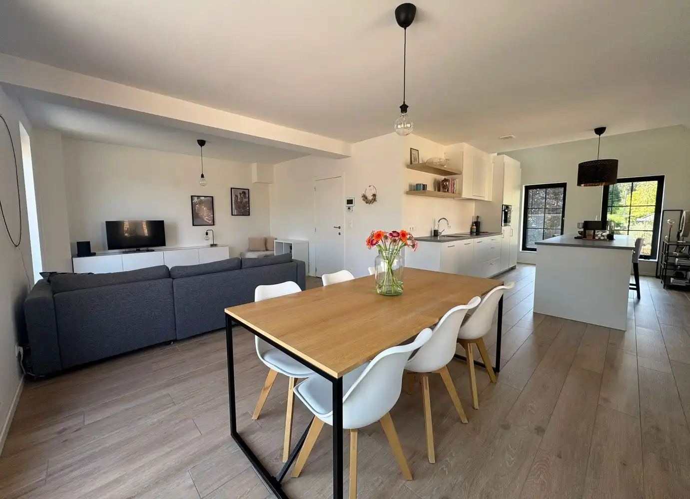 Ruim appartement van ca. 150m² en riant terras foto 2