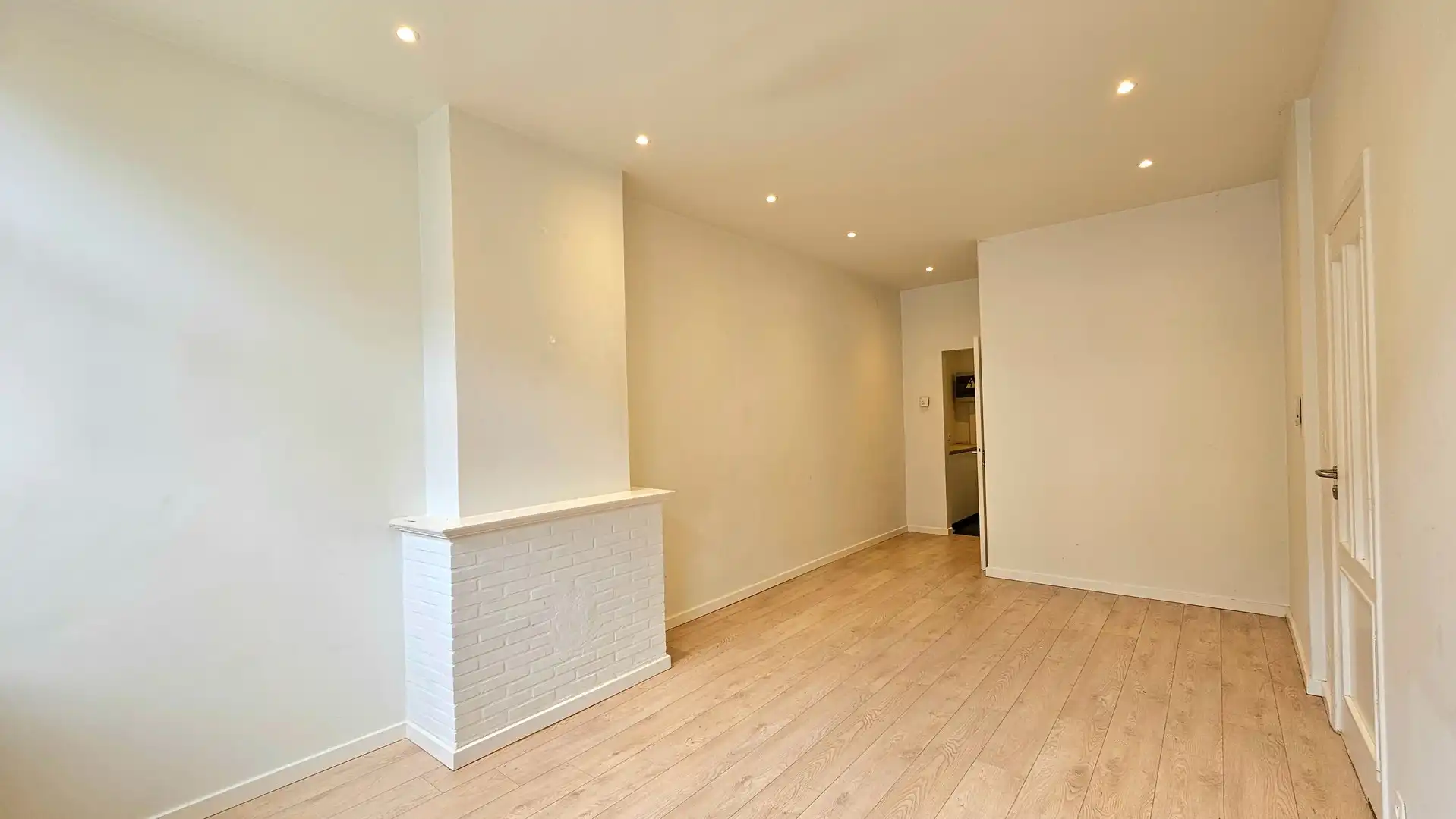 Appartement op het gelijkvloers met koer foto {{pictureIndex}}