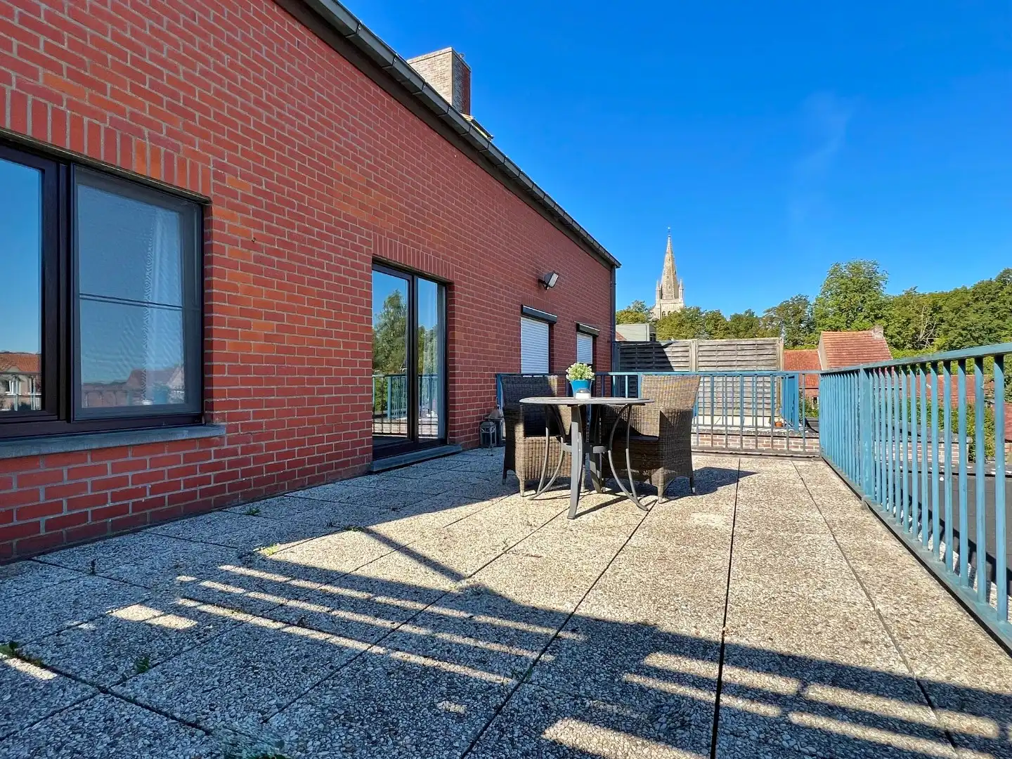 Rustig en tevens centraal gelegen appartement met ruim terras en garage.  foto 12