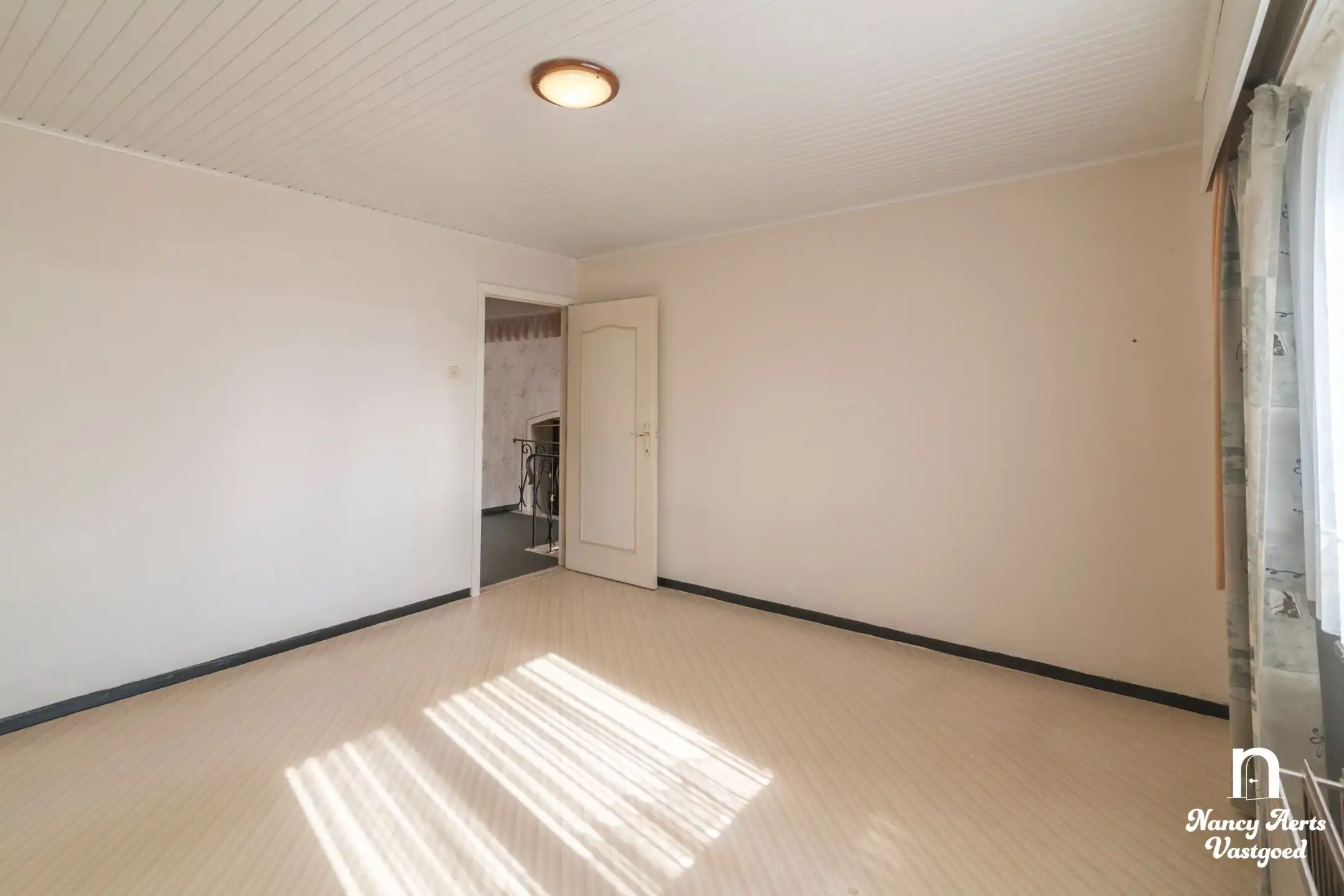 Karaktervolle woning met groene tuin in een rustige straat foto 33