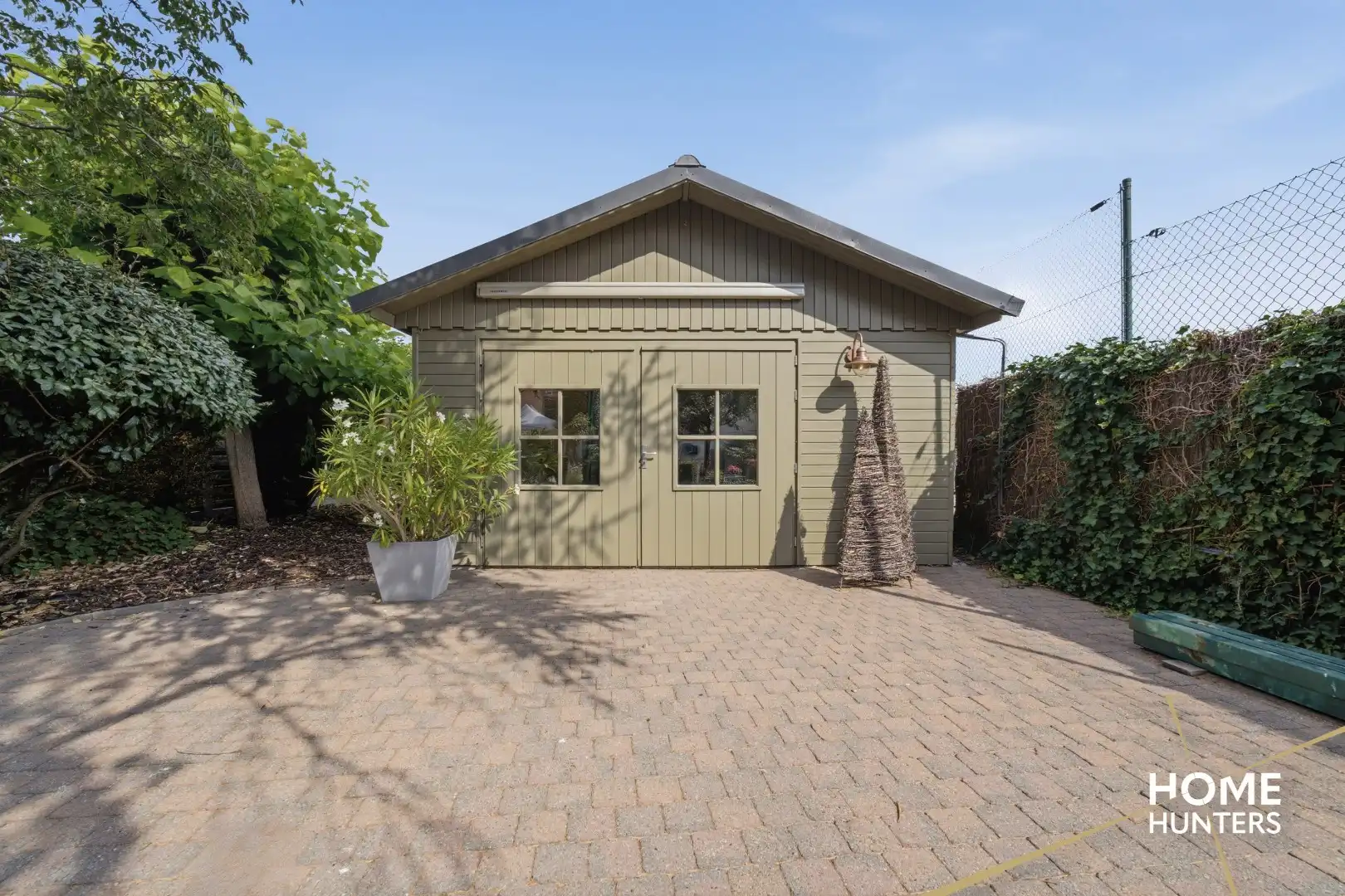 Veelzijdige woning met handelsruimte, 4 slaapkamers, grote garage en zonnige tuin op 497 m² foto 3