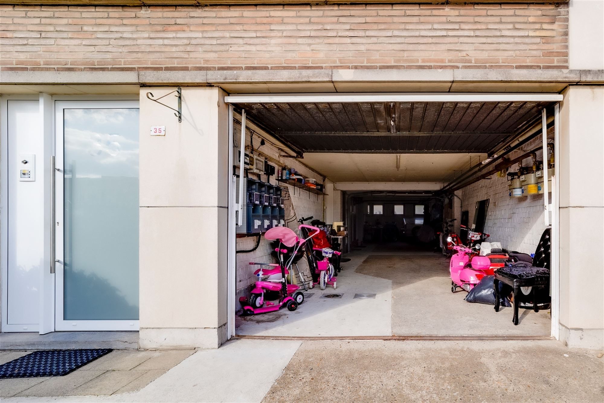 Leuk 2-slaapkamer appartement met garage foto 16