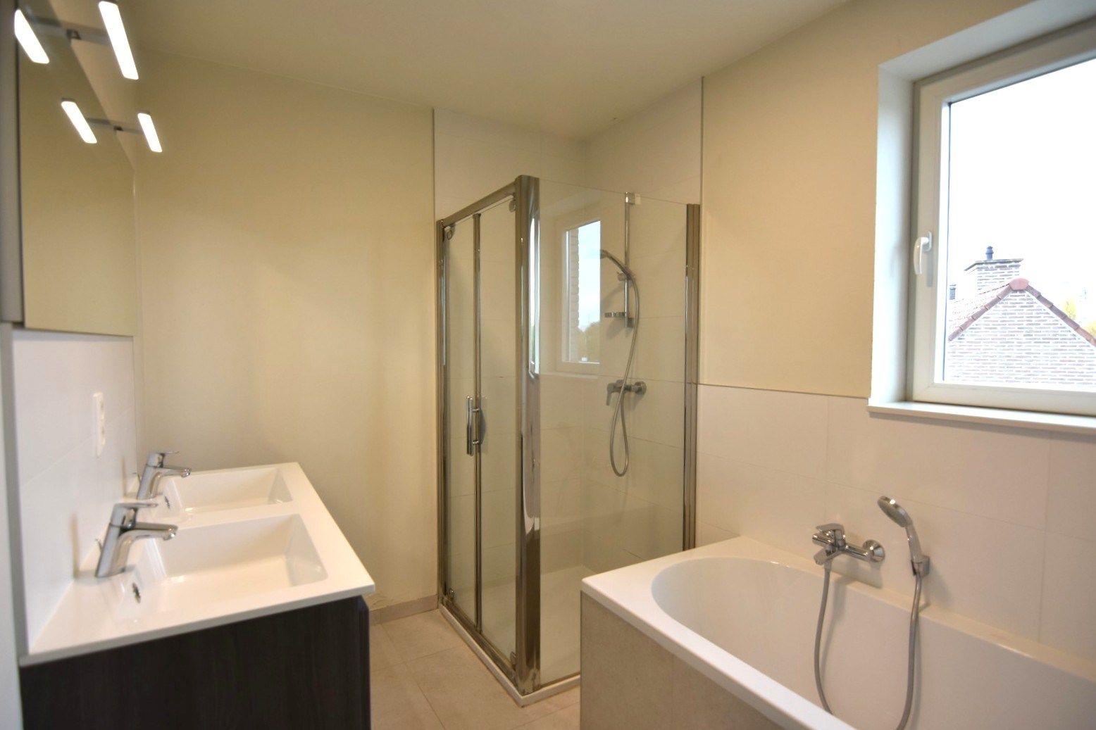 Lichtrijk 2-slpk appartement met privé parking nabij Rumbeke foto 13