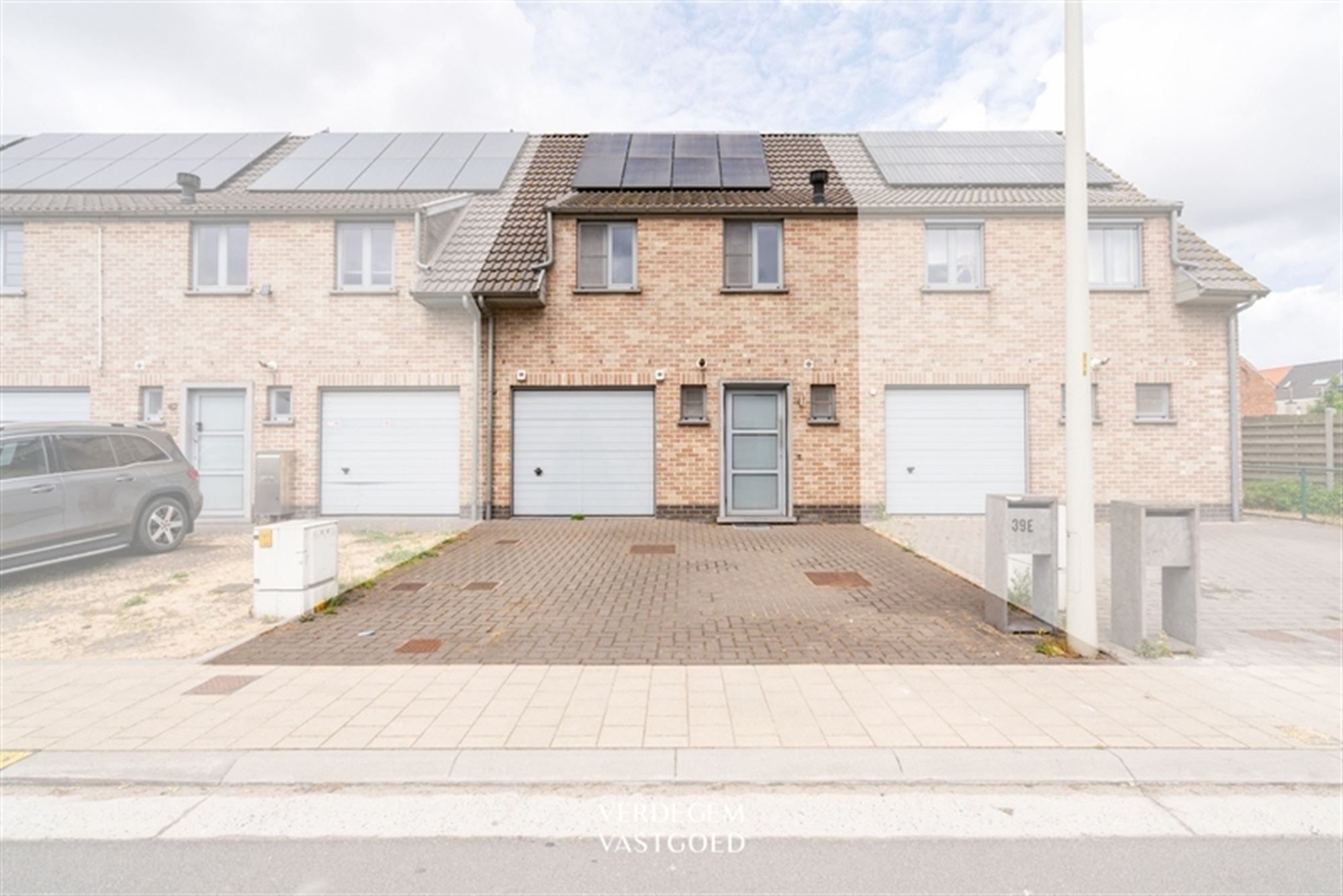Instapklare woning met tuin, 3 slaapkamers en garage foto {{pictureIndex}}