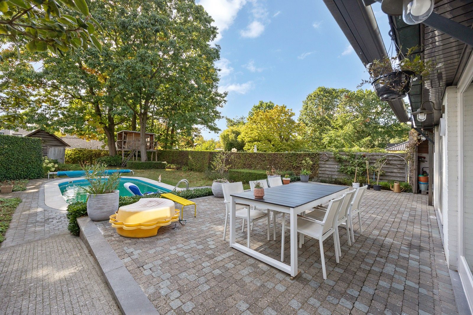Volledig gemeubeld en instapklare woning met 3 slaapkamers en zeer leuke en zonnige tuin. foto 13