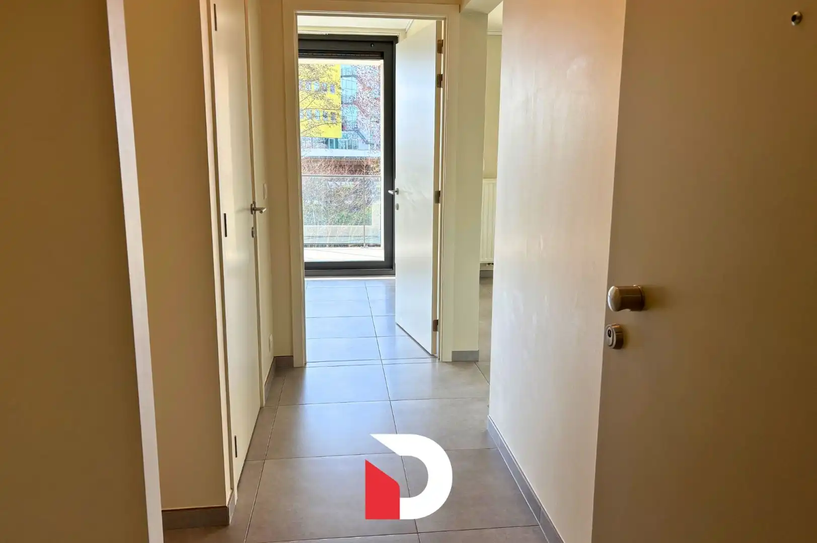 Recent appartement met 1 slaapkamer, veel lichtinval , zonnig terras en autostaanplaats foto 11