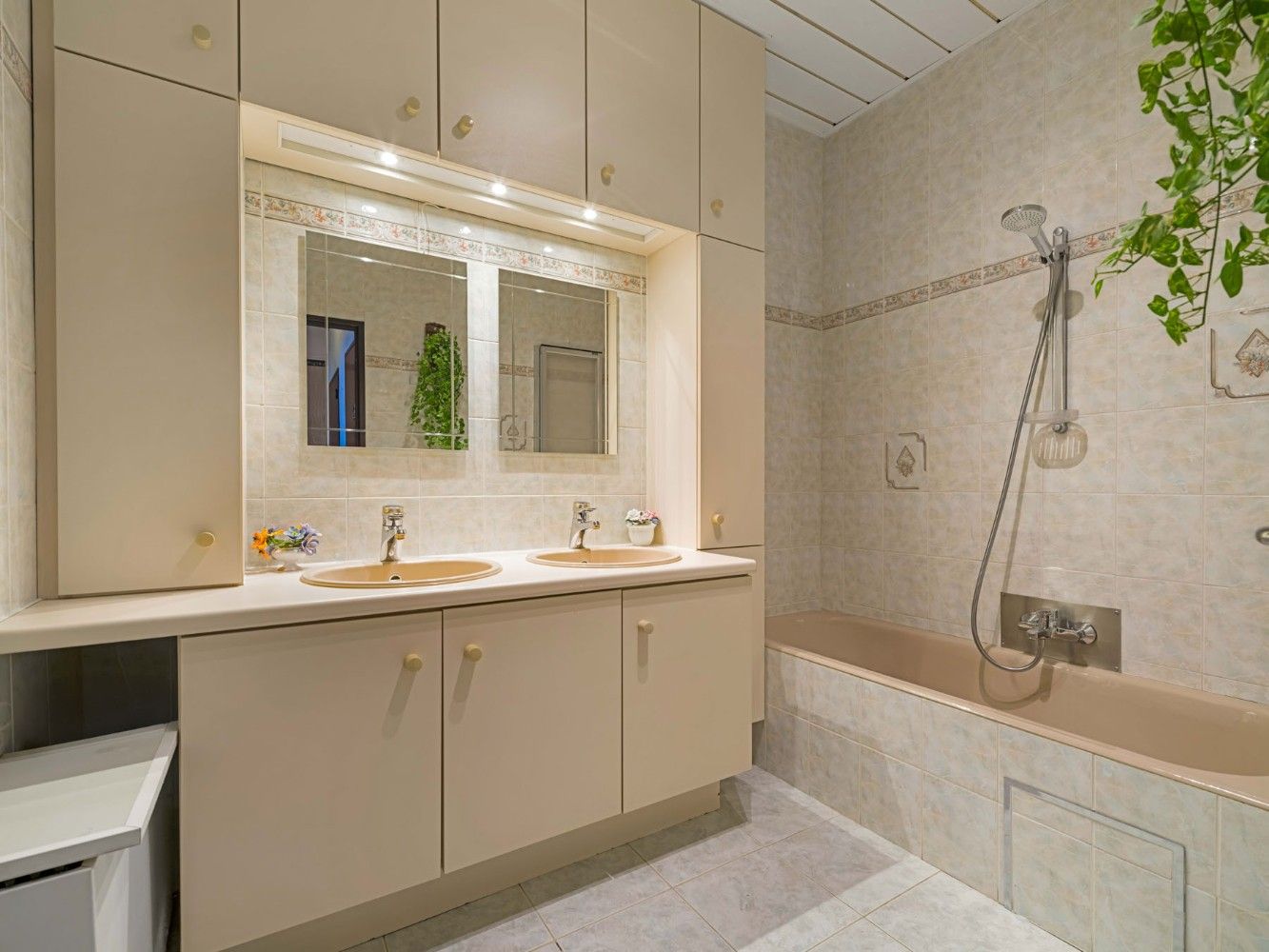 Keurig, instapklaar app. op 2e verd. met 2 slpk., terras en garage foto 14