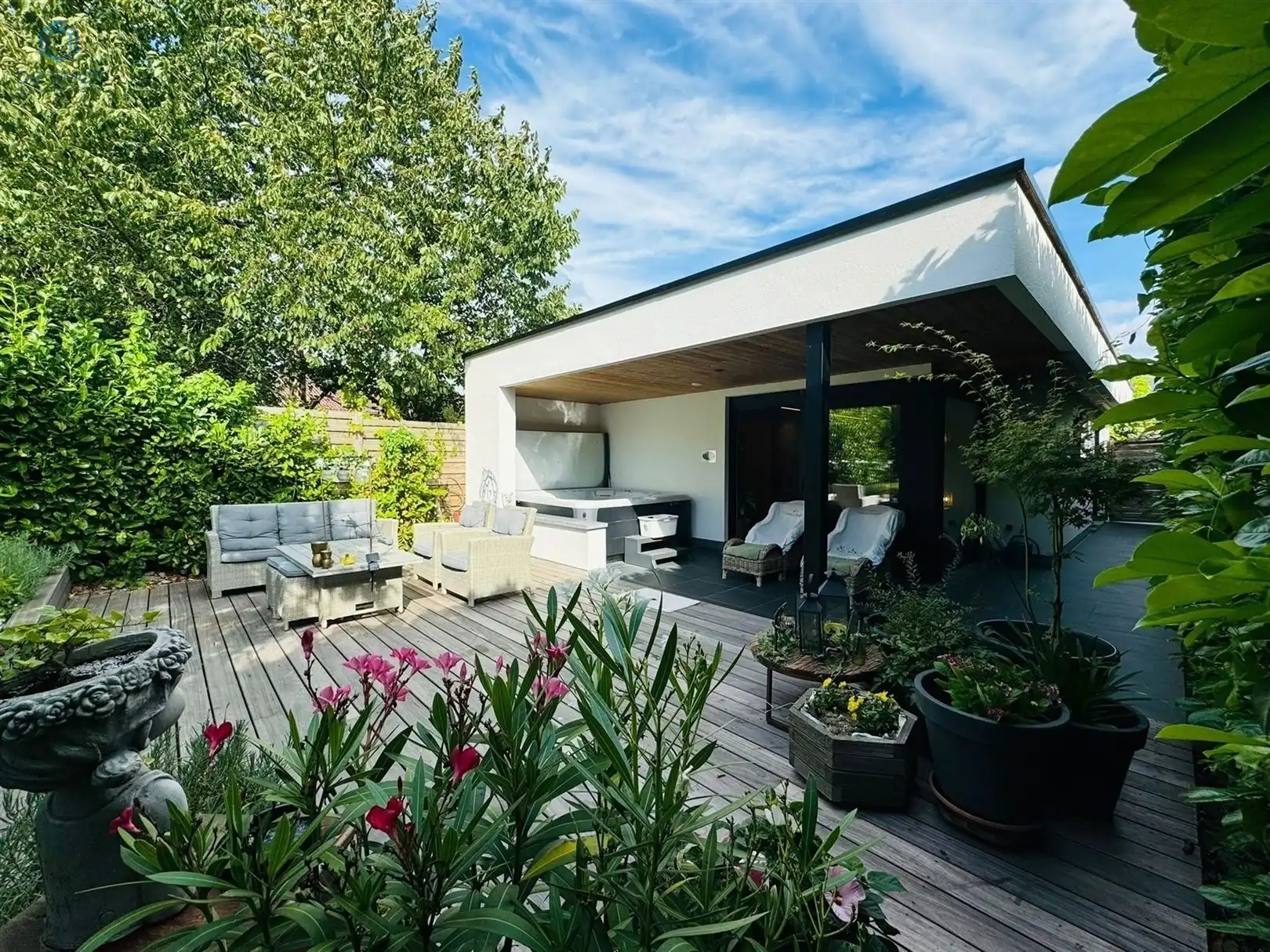 OVERNAME VAN SUCCESVOLLE & WELDRAAIENDE WELLNESS foto {{pictureIndex}}