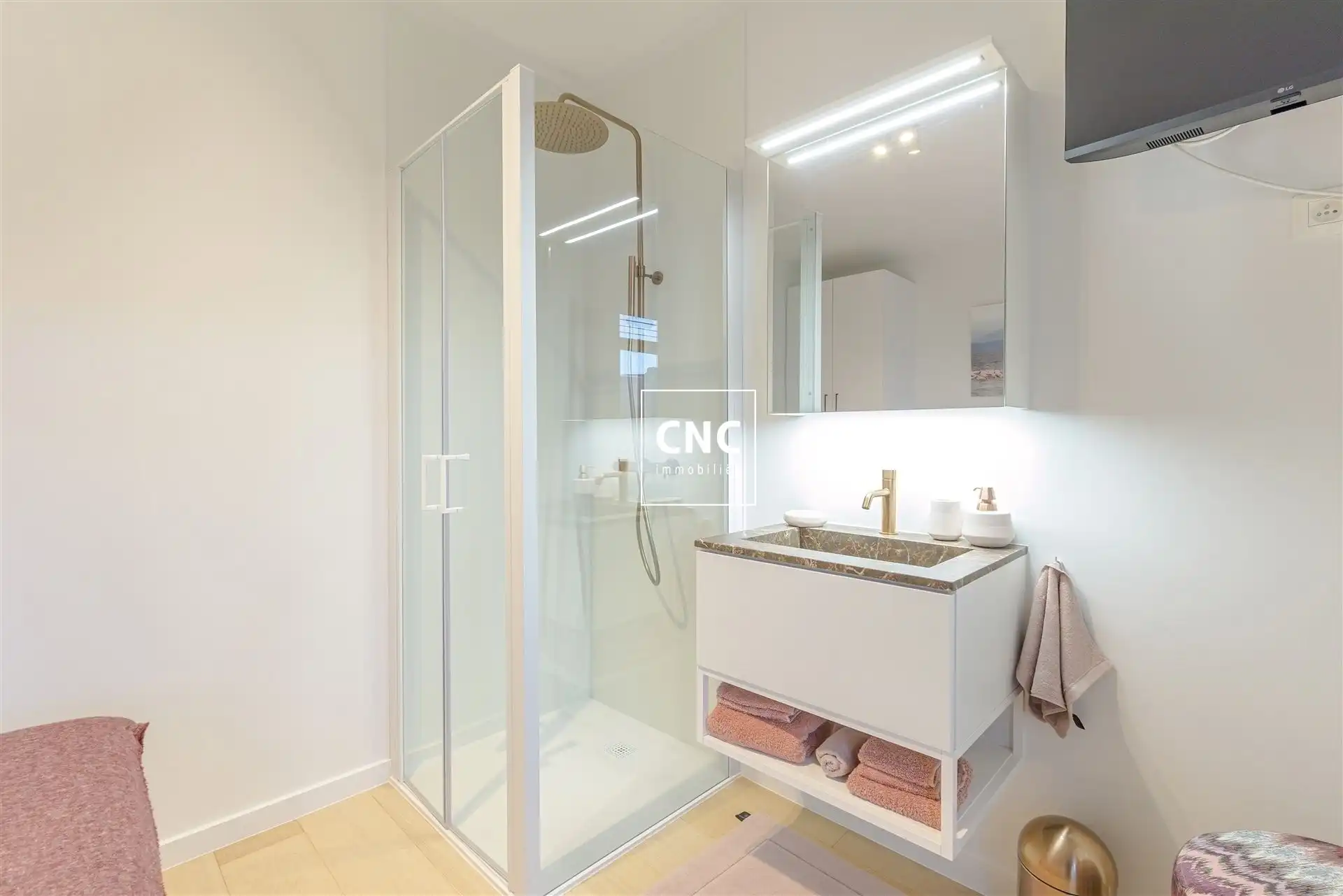 Stijlvol gerenoveerd appartement - open zicht op de villa’s foto 11
