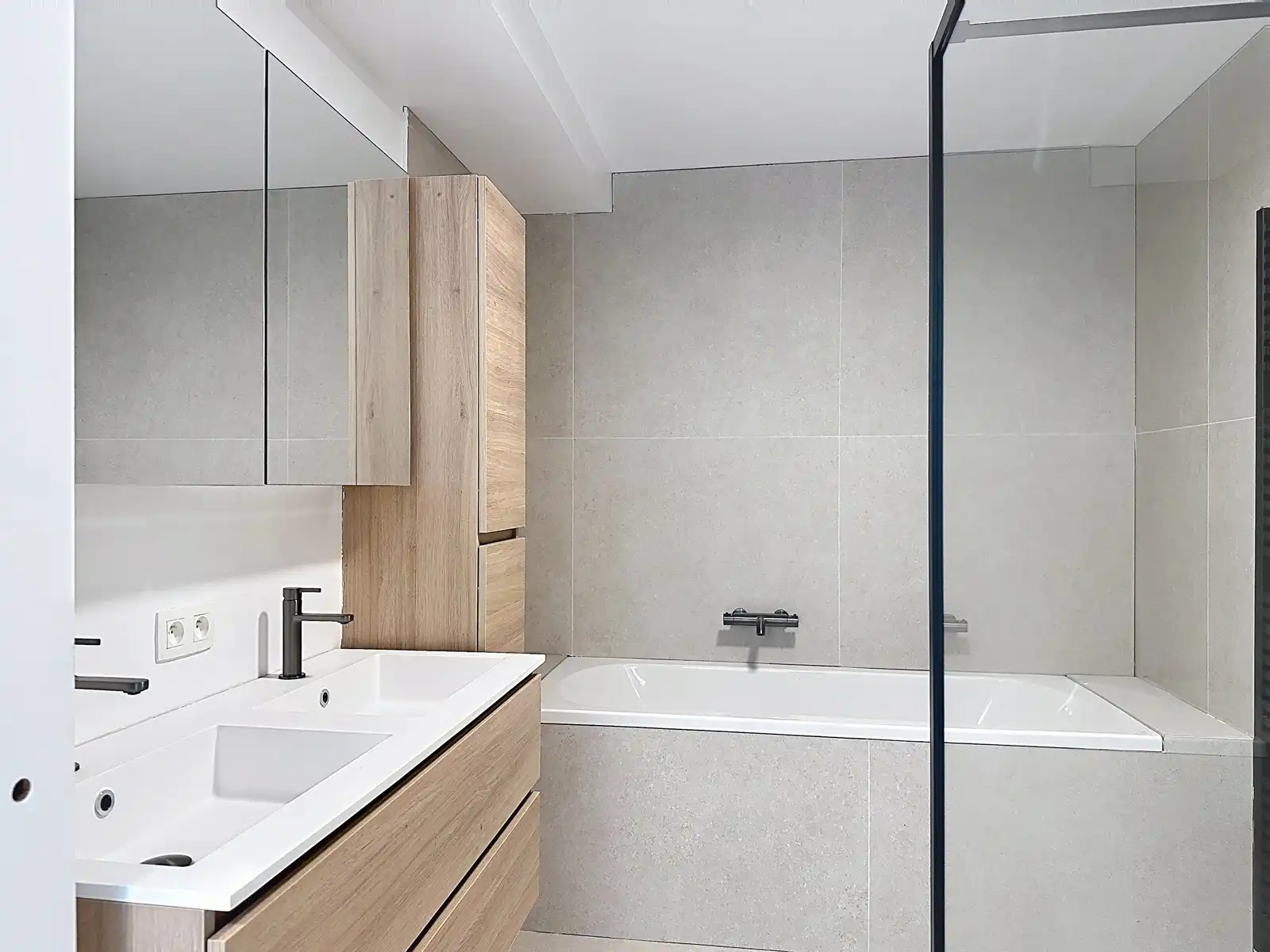 Energiezuinig en stijlvol wonen in een volledig gerenoveerd appartement van ca. 140 m² foto 11