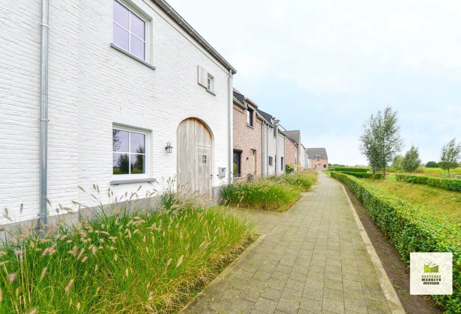 Recente en energiezuinige woning met 4 slpk, carport en parkeerplaats in doodlopende straat foto 2