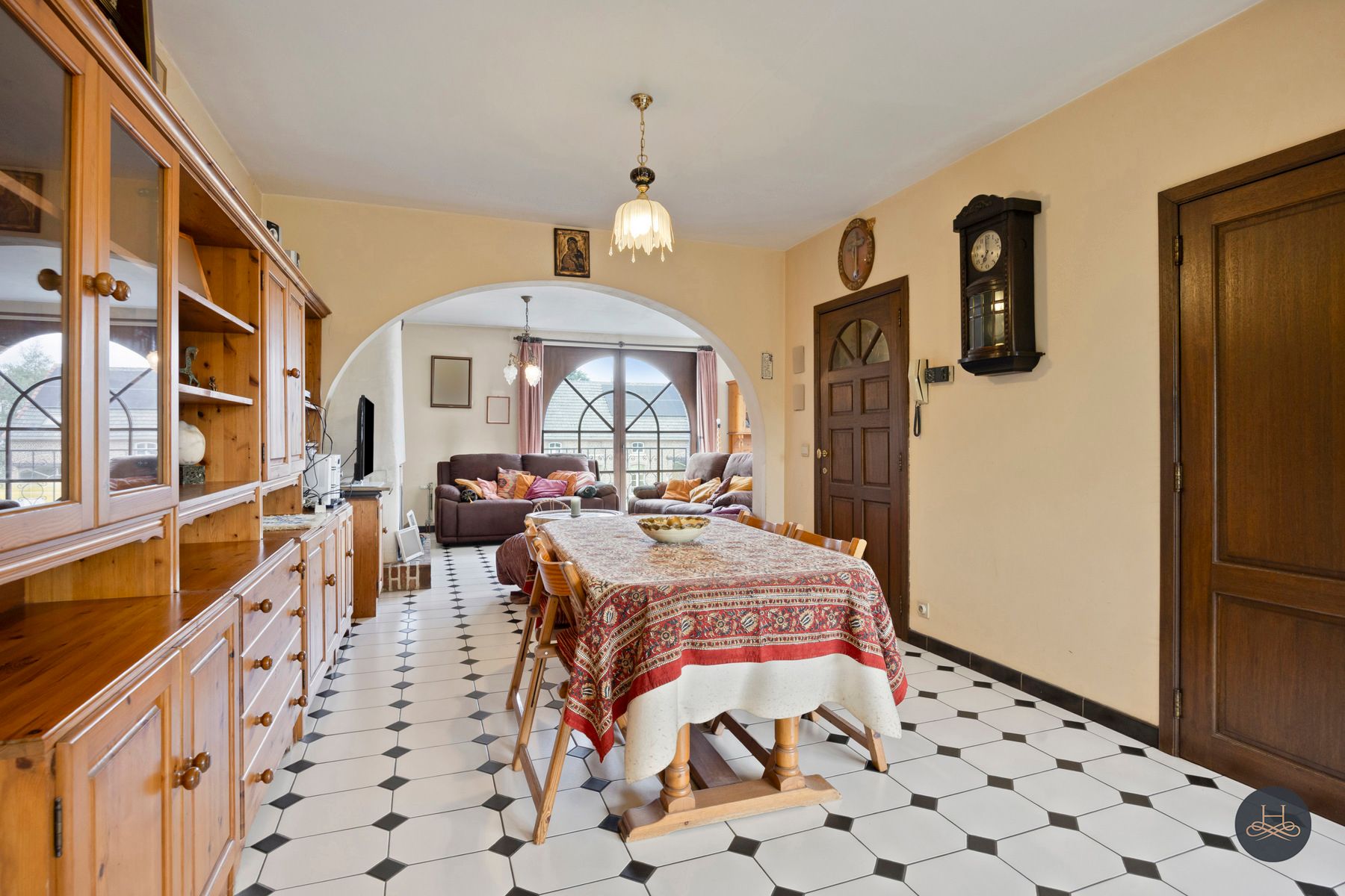 Ruime woning met handelsruimte en veel potentieel foto 9