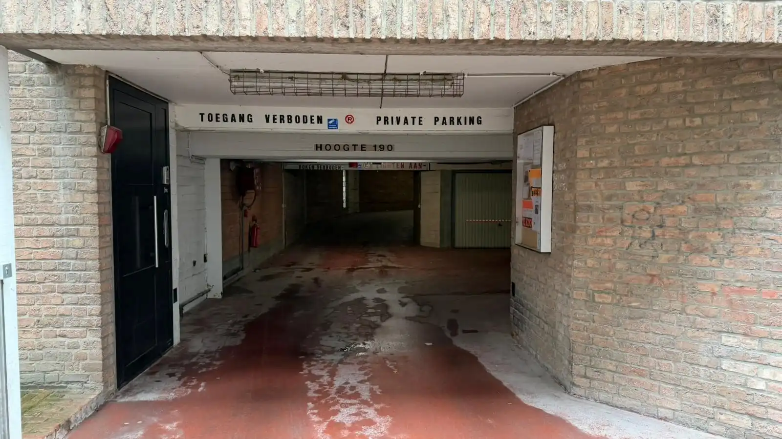 Gesloten garagebox centrum Oostende foto {{pictureIndex}}