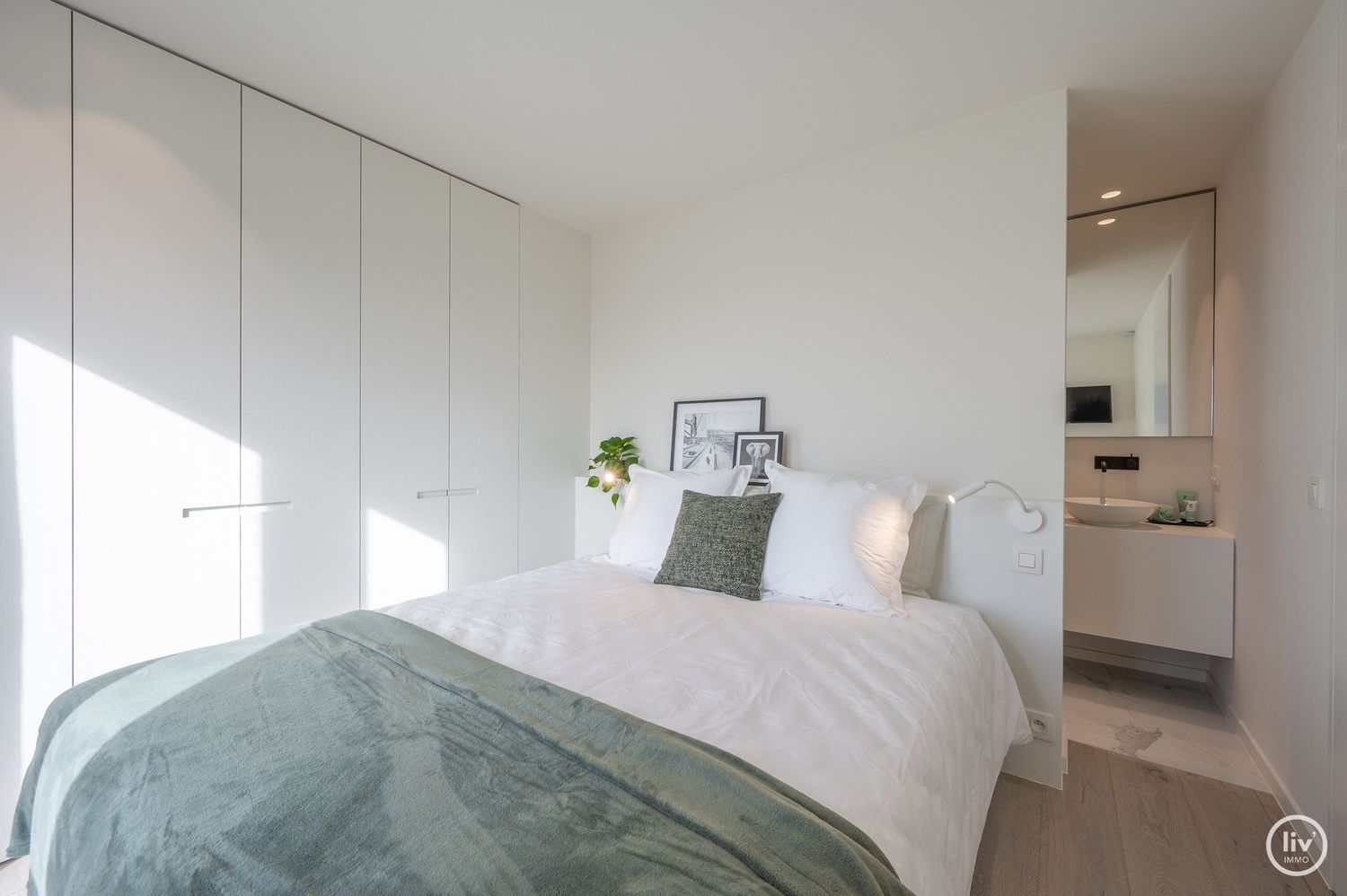 Prachtig gerenoveerd appartement op een topligging met frontaal meerzicht aan het zegemeer te Knokke. foto 15