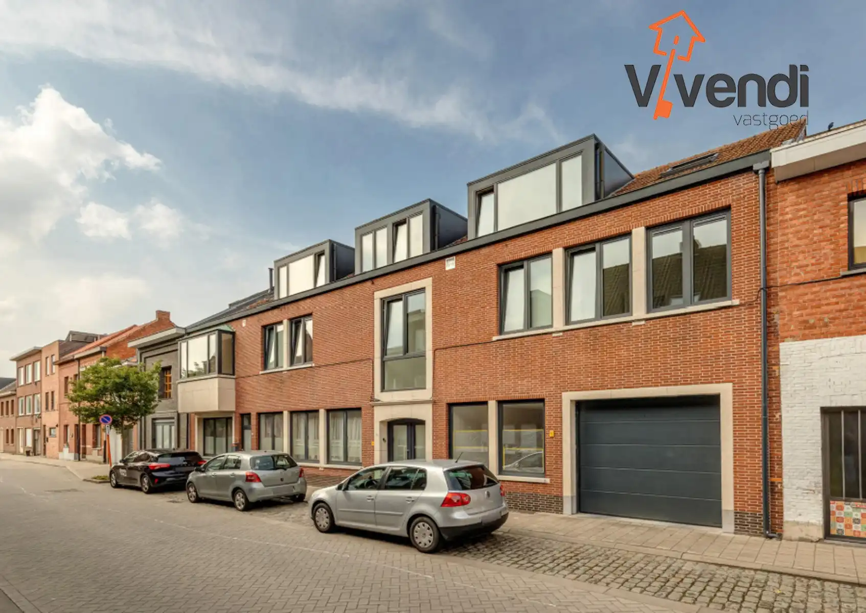 Volledig gerenoveerd opbrengsteigendom te koop. foto {{pictureIndex}}