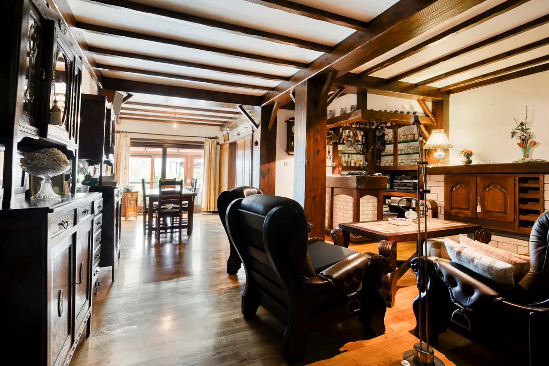 Appartementsgebouw met 5 app en achterliggende garages foto 3